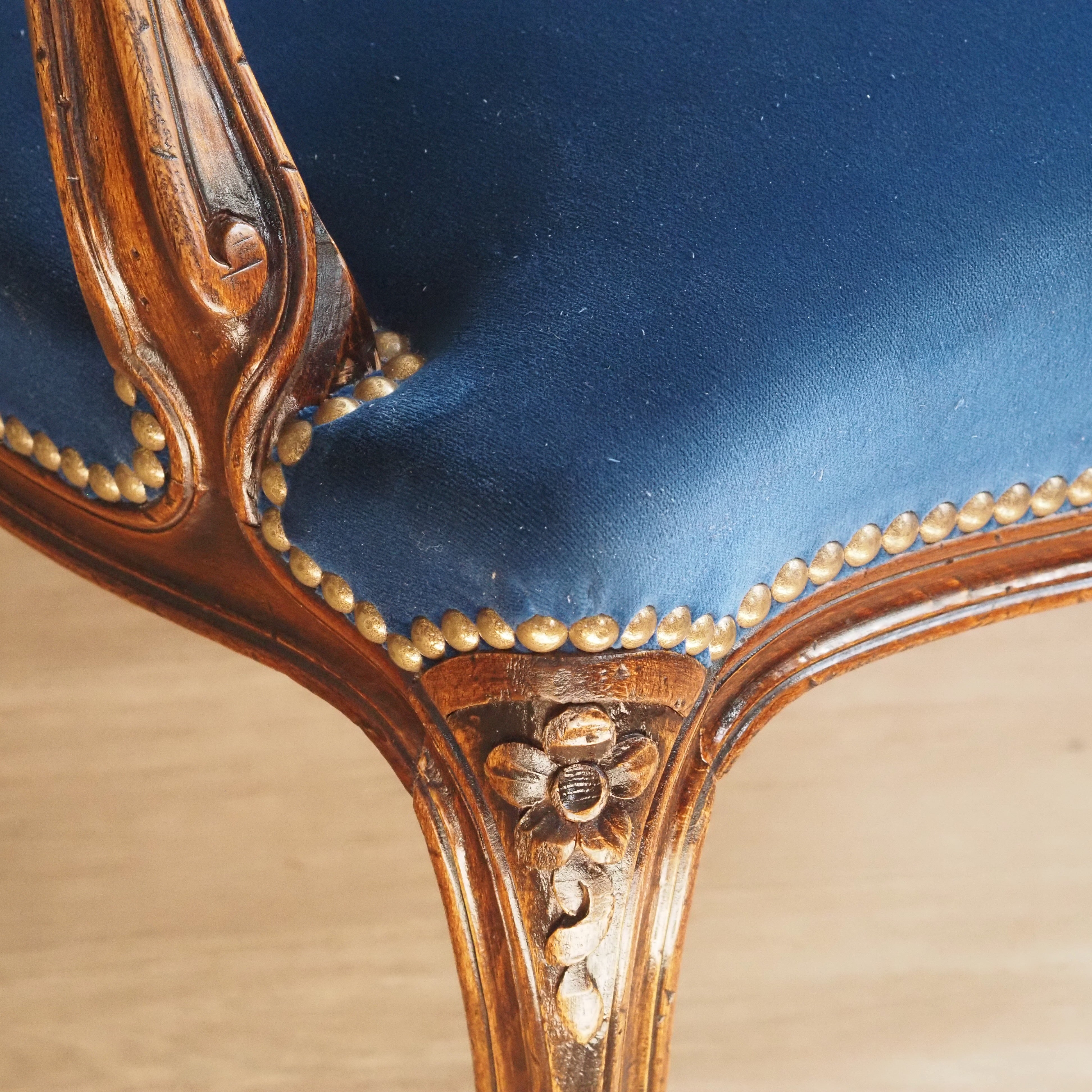 Louis XV Cabriolet Sessel – Fauteuil mit Blütenschnitzerei