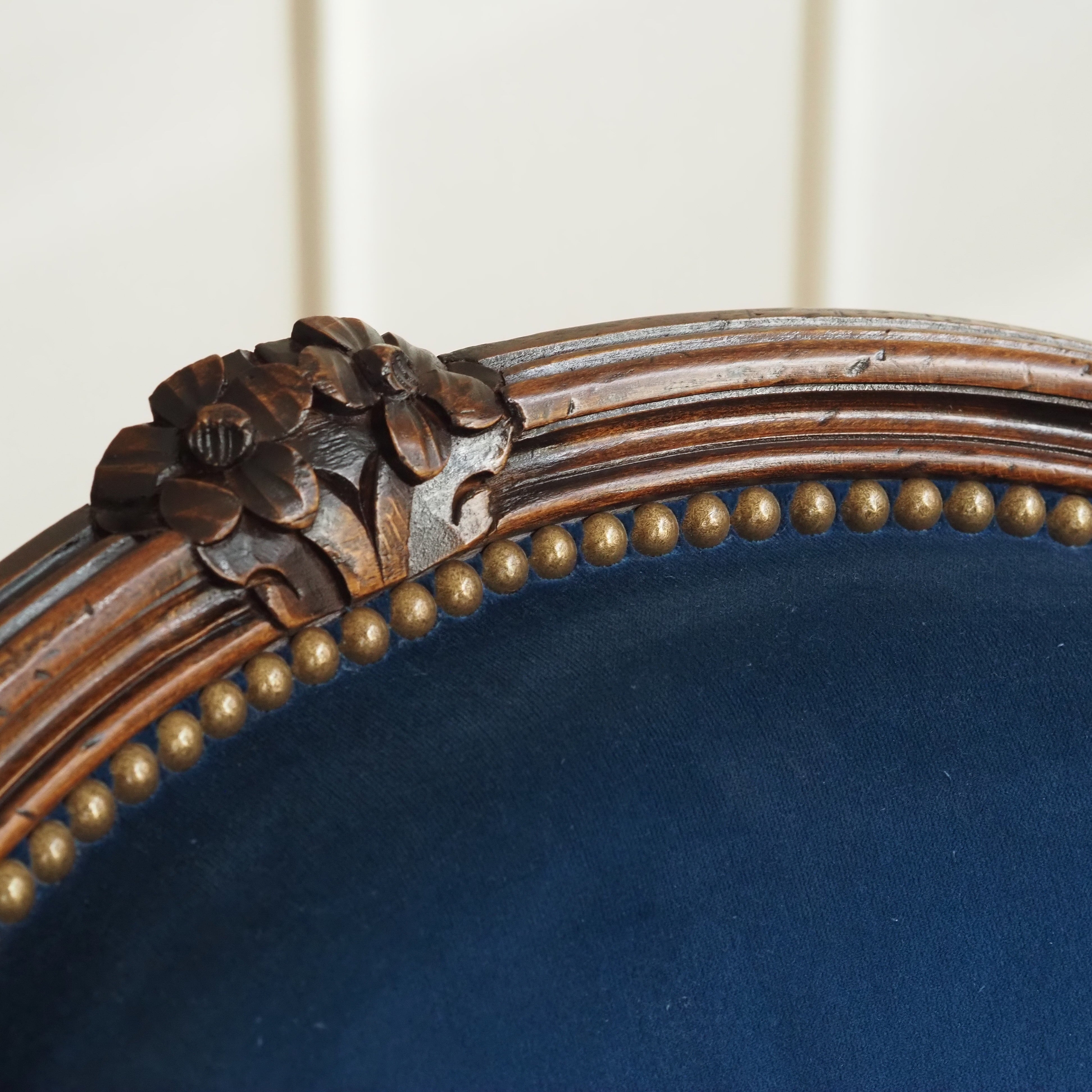 Louis XV Cabriolet Sessel – Fauteuil mit Blütenschnitzerei