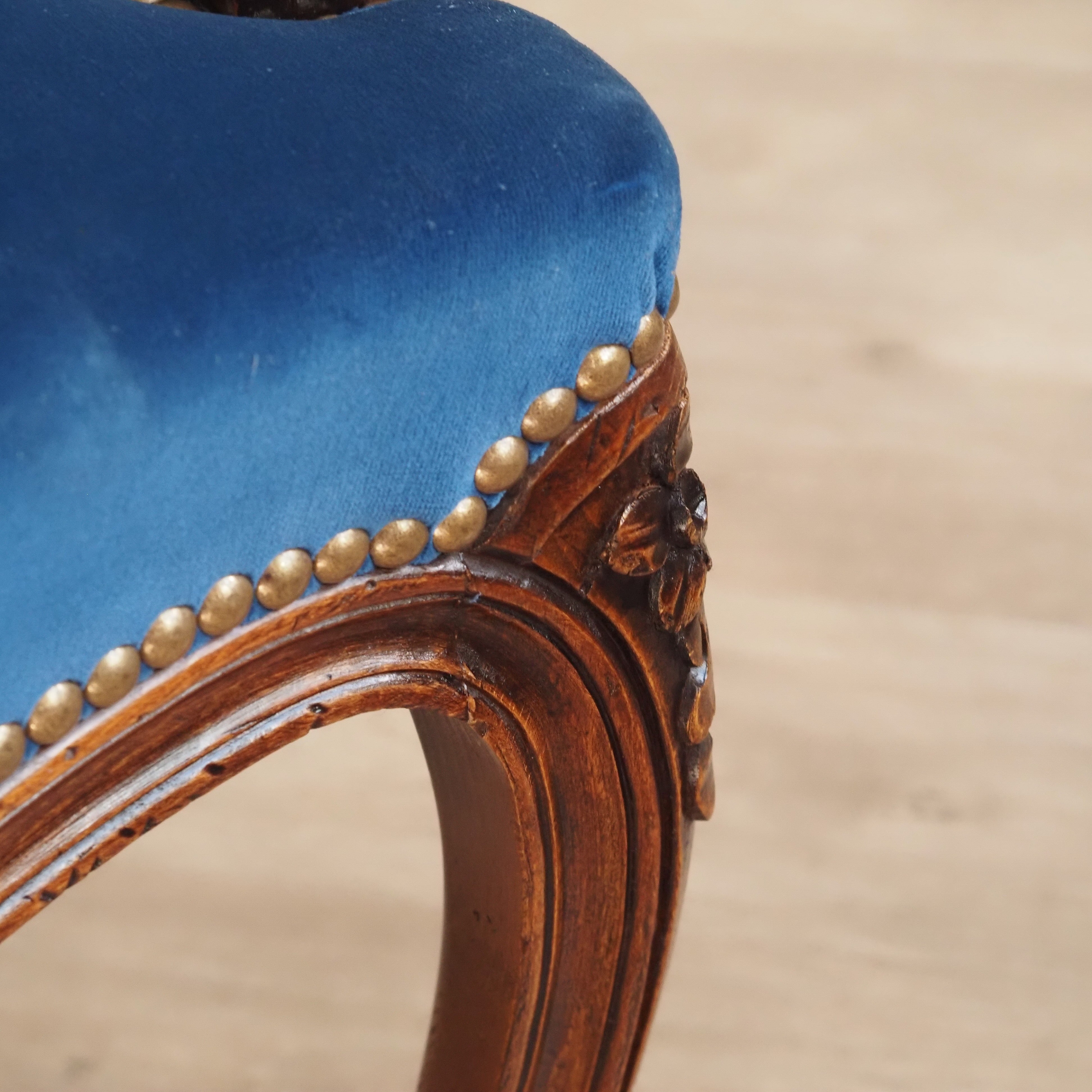 Louis XV Cabriolet Sessel – Fauteuil mit Blütenschnitzerei