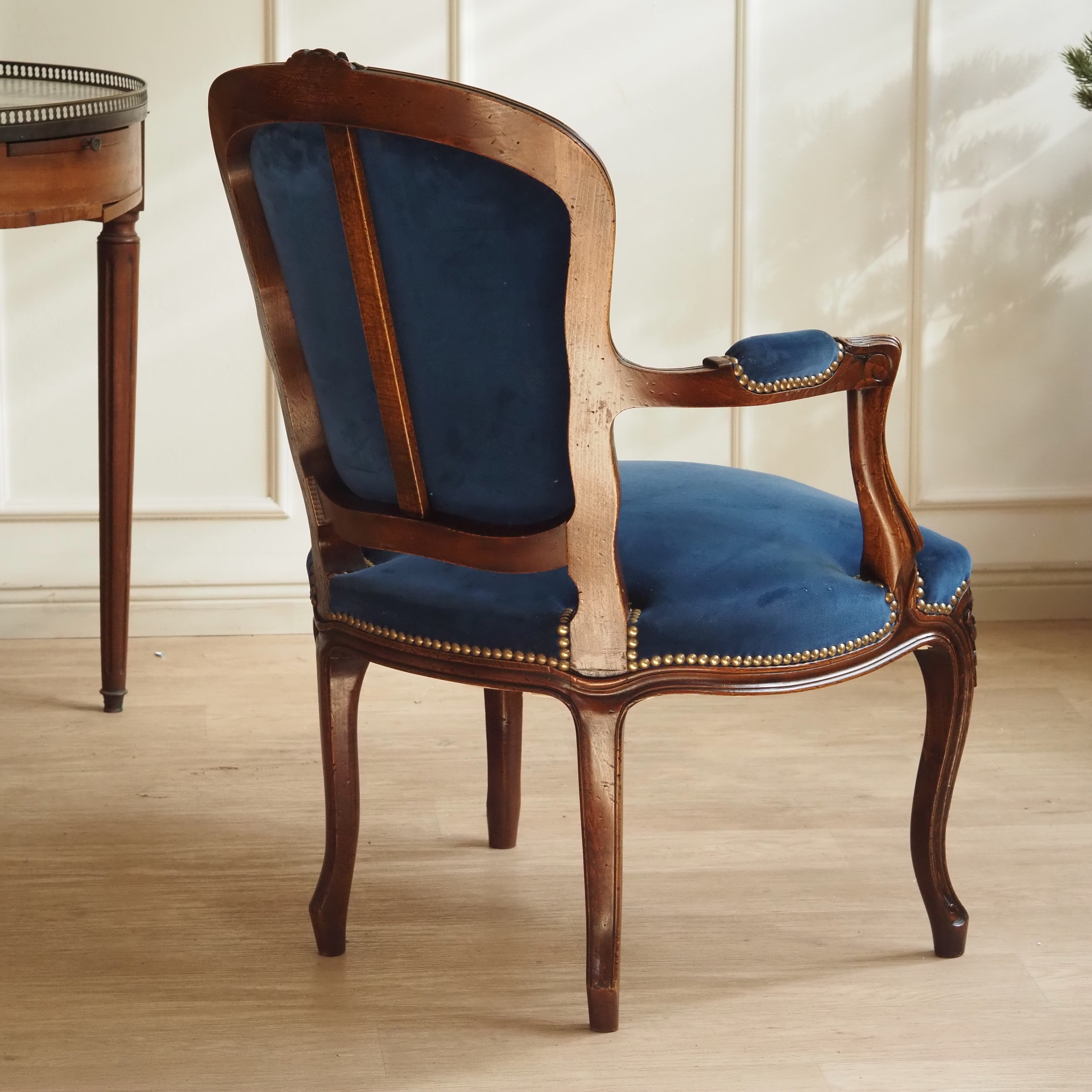 Louis XV Cabriolet Sessel – Fauteuil mit Blütenschnitzerei