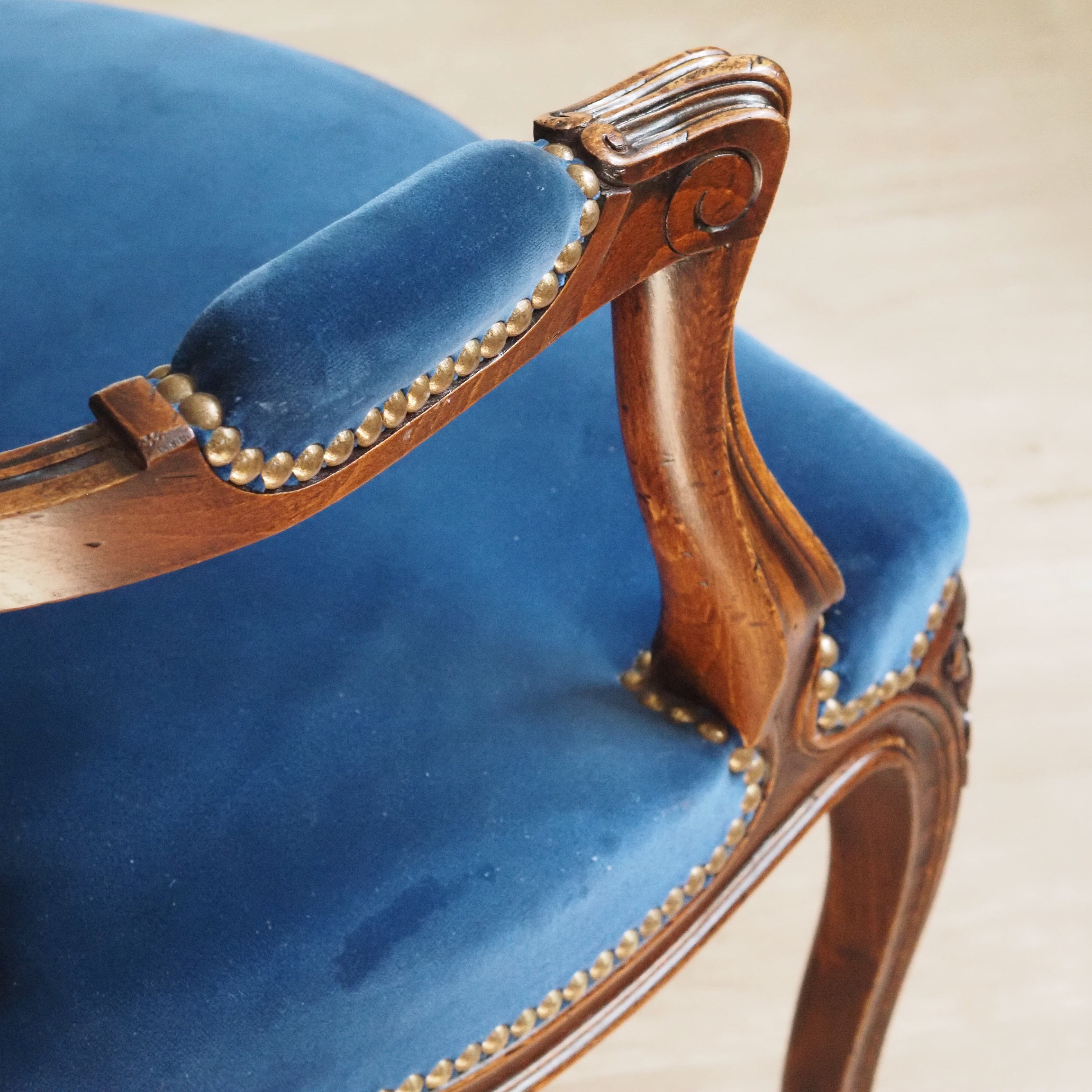 Louis XV Cabriolet Sessel – Fauteuil mit Blütenschnitzerei
