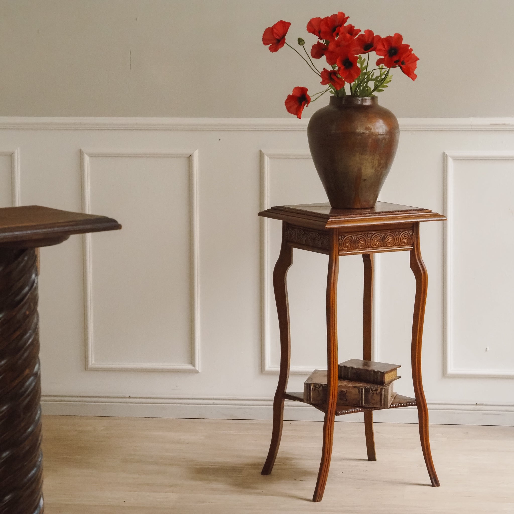 Hoher Beistelltisch mit Marmorplatte - Antiker Pflanzenständer, Blumenpodest