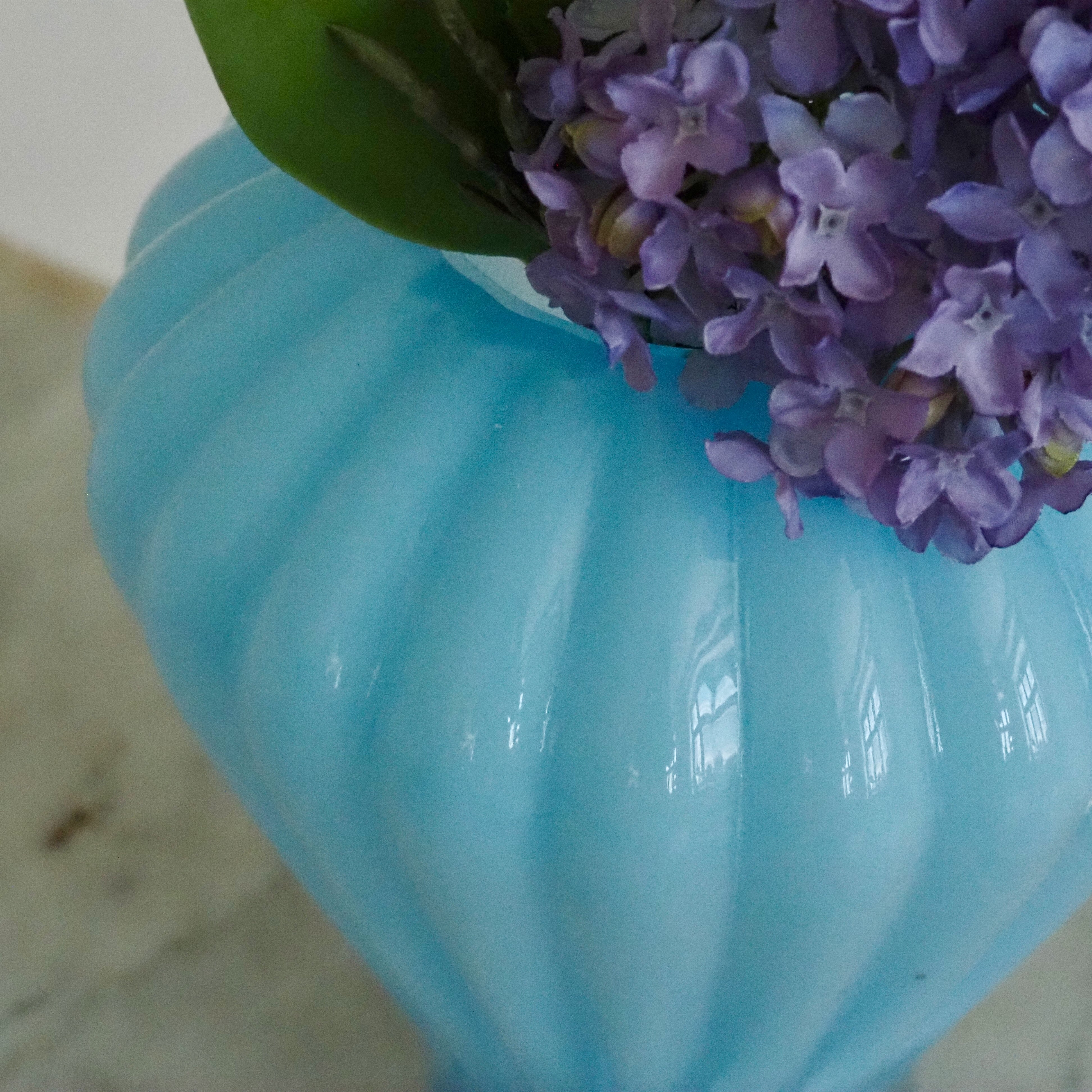 Vase Blau · Geripptes Opalglas in Melonenform
