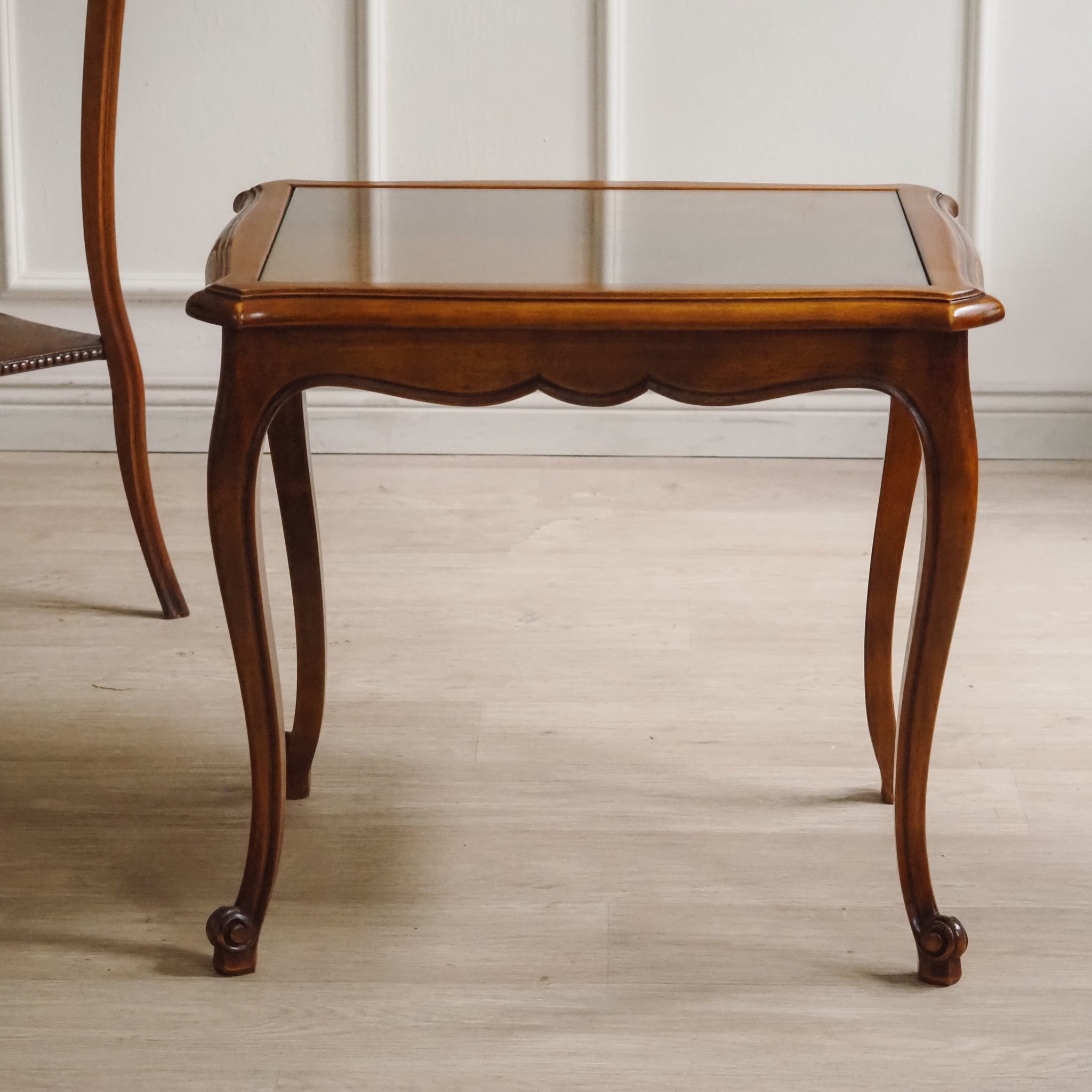 Französischer Beistelltisch mit Glasplatte im Louis-XV-Stil - Vintage Glastisch