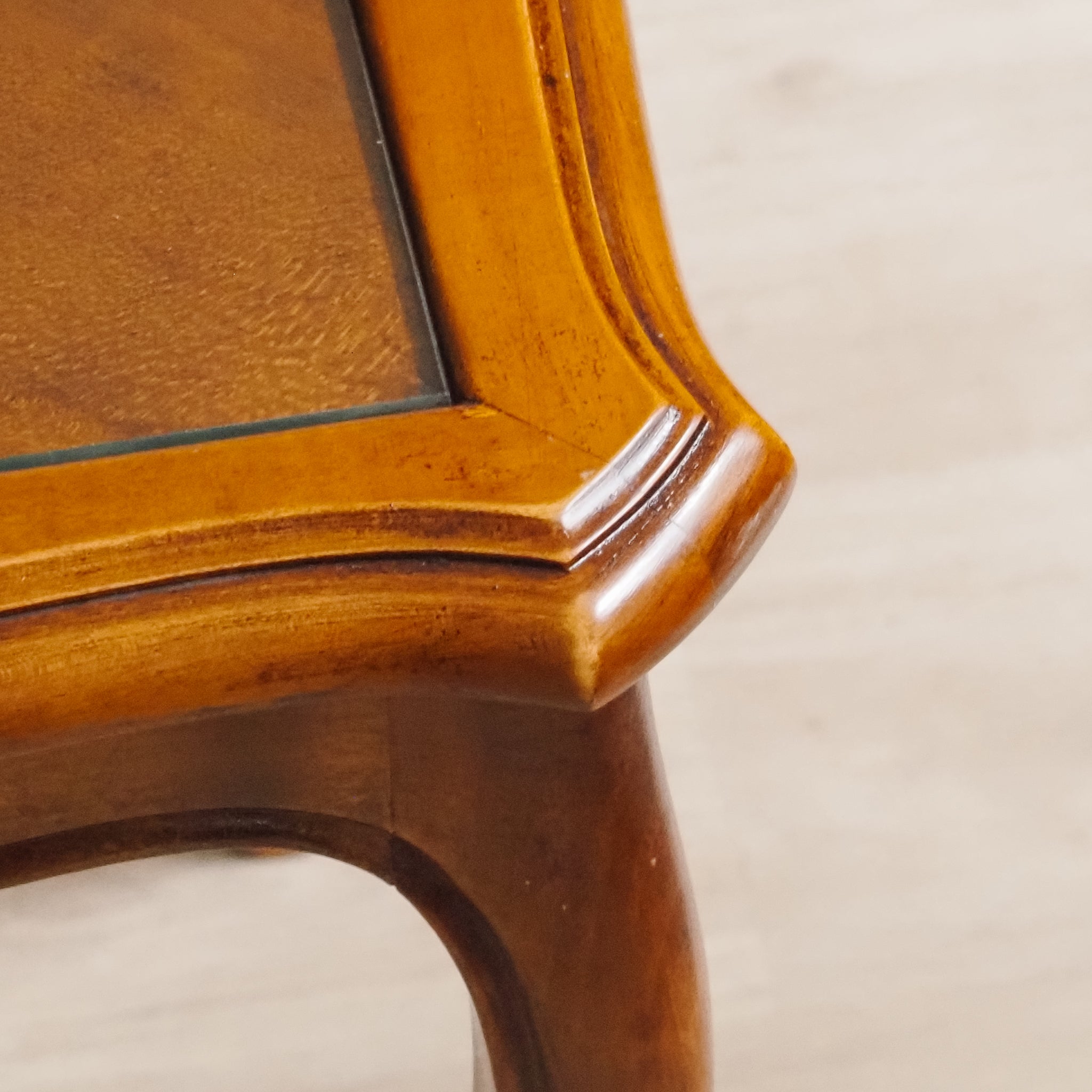 Französischer Beistelltisch mit Glasplatte im Louis-XV-Stil - Vintage Glastisch
