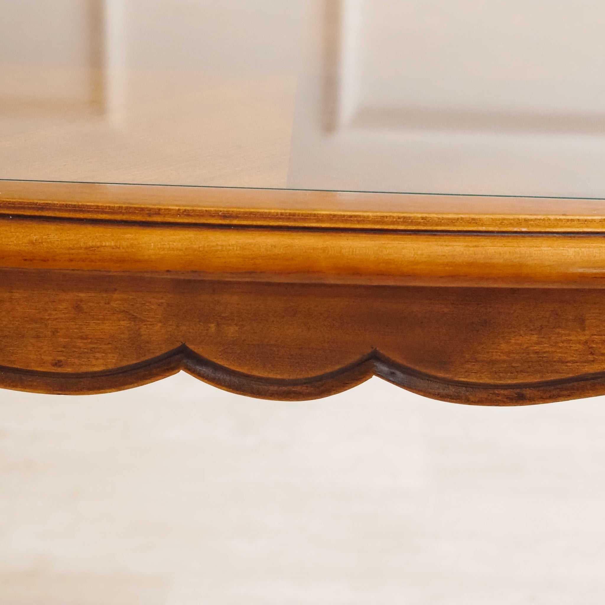 Französischer Beistelltisch mit Glasplatte im Louis-XV-Stil - Vintage Glastisch