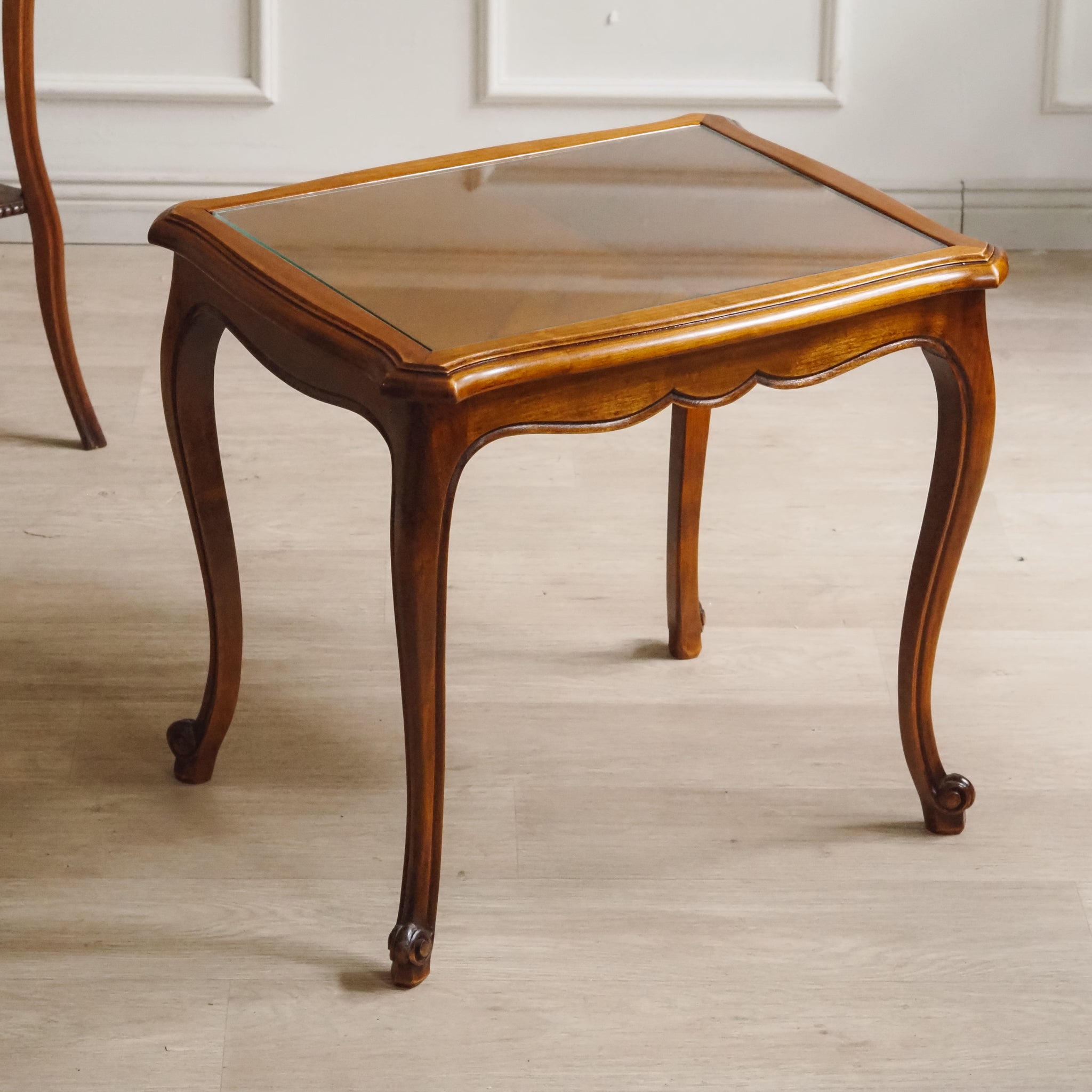 Französischer Beistelltisch mit Glasplatte im Louis-XV-Stil - Vintage Glastisch
