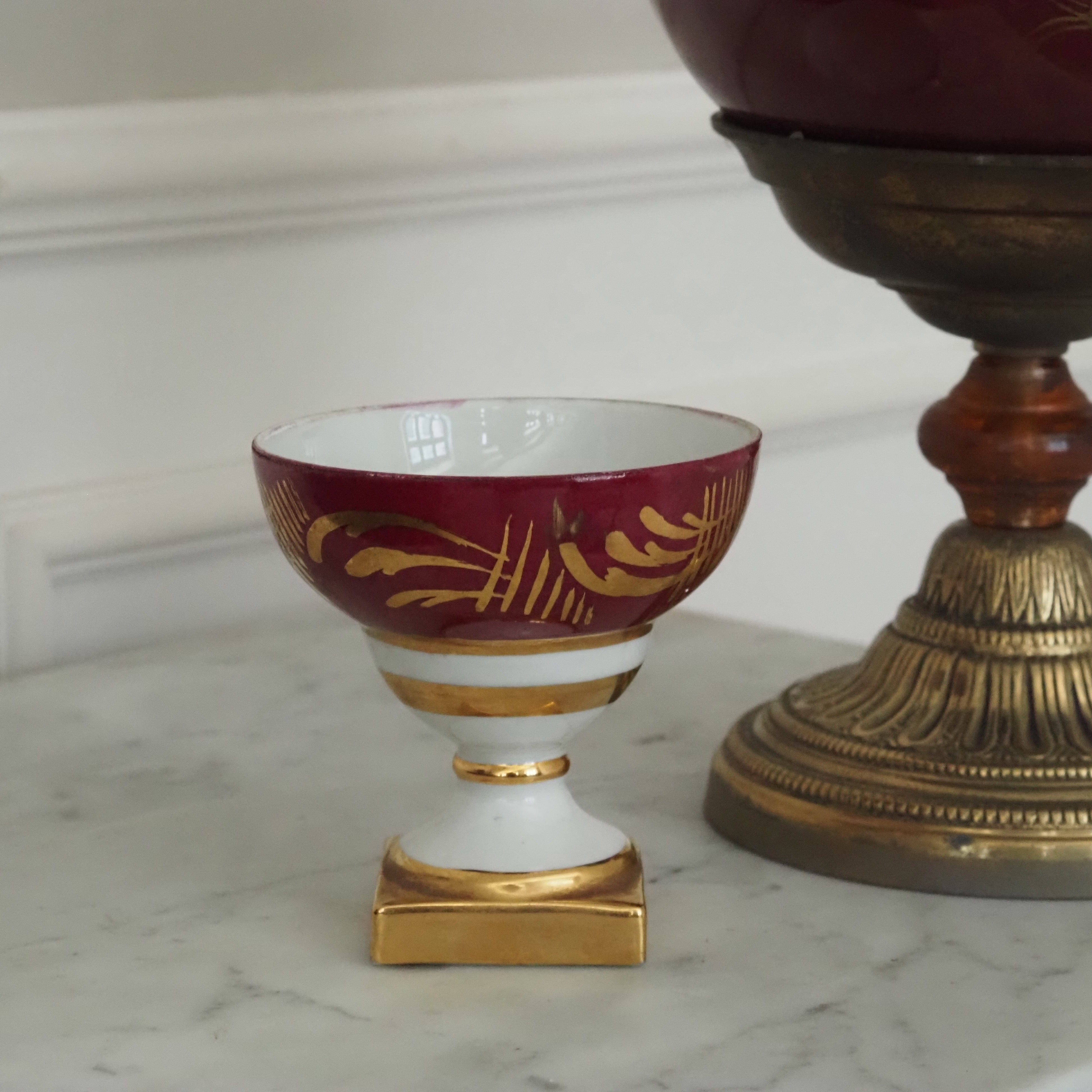 Fußschale Limoges · Porzellan mit Rubinrot und Goldstaffage im Empire-Stil