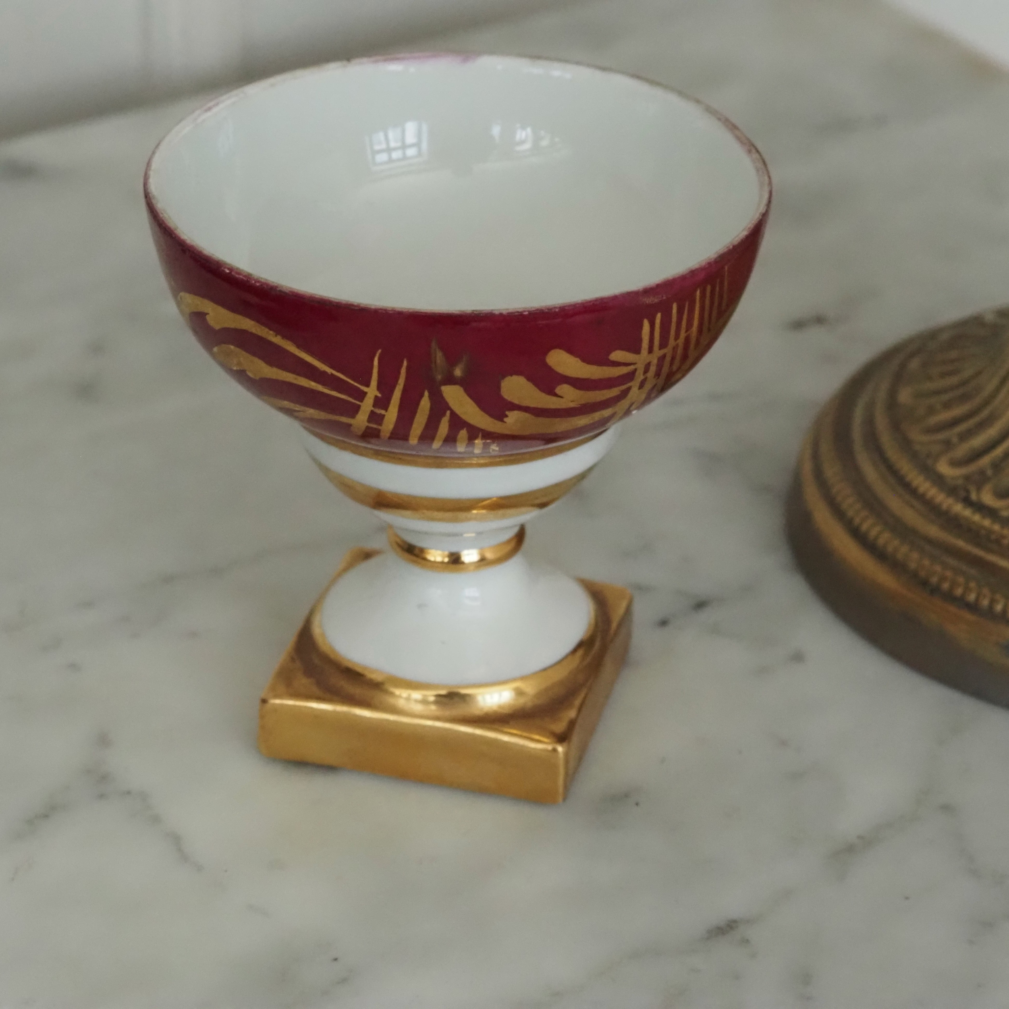 Fußschale Limoges · Porzellan mit Rubinrot und Goldstaffage im Empire-Stil