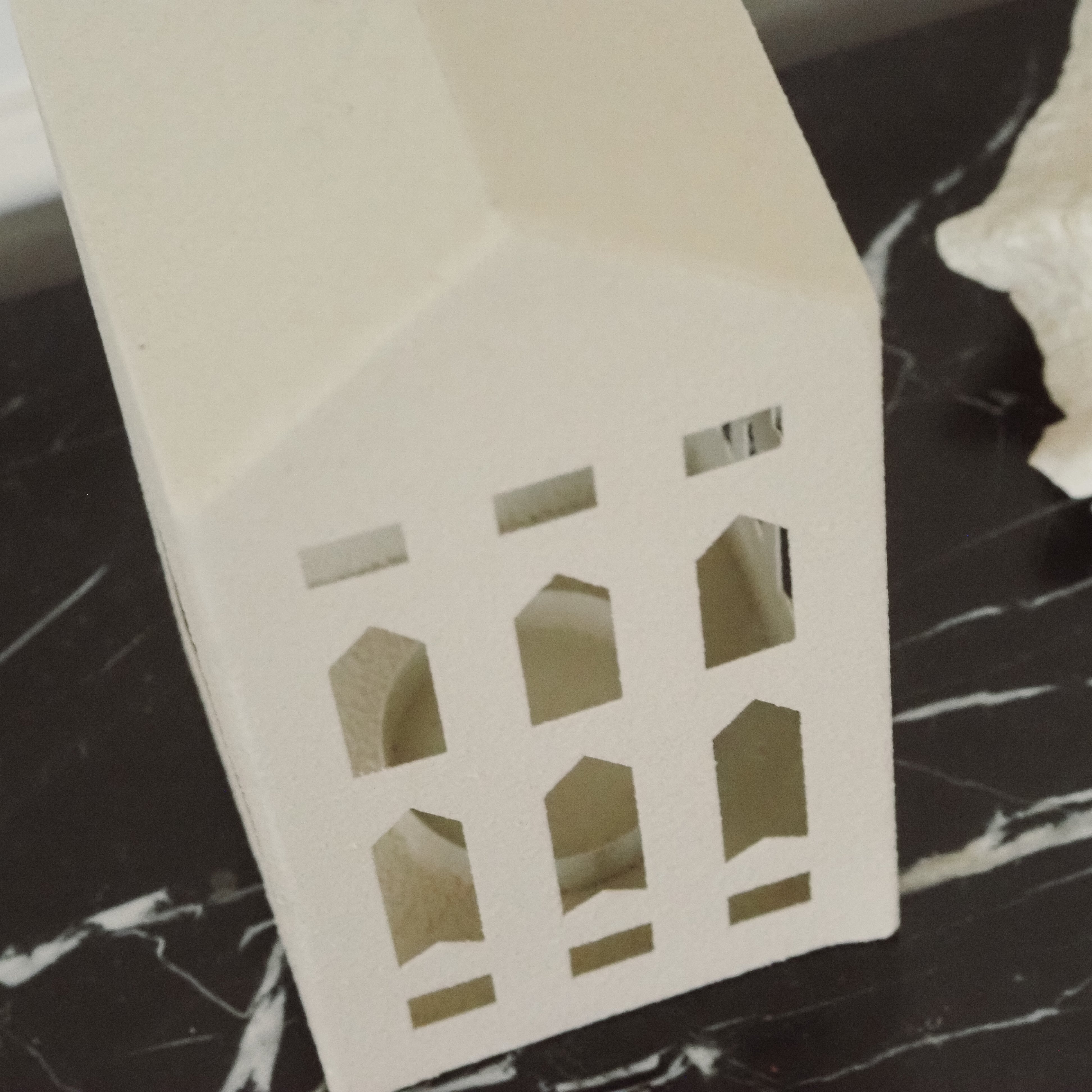 Deko-Haus Leyu Creme · Teelichthaus aus Metall mit Spitzbogenfenstern
