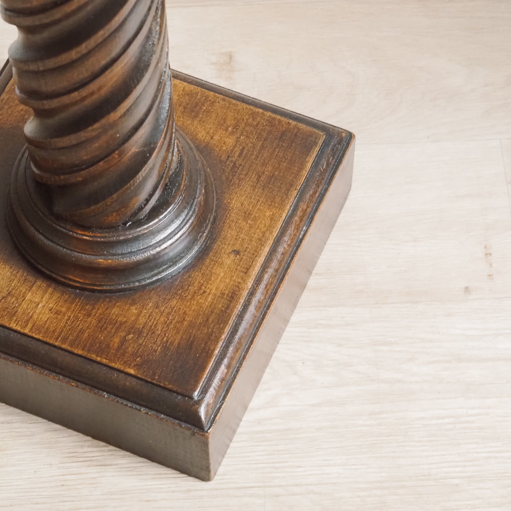 Vintage Blumenständer mit gedrehter Säule - Antikes Pflanzenpodest