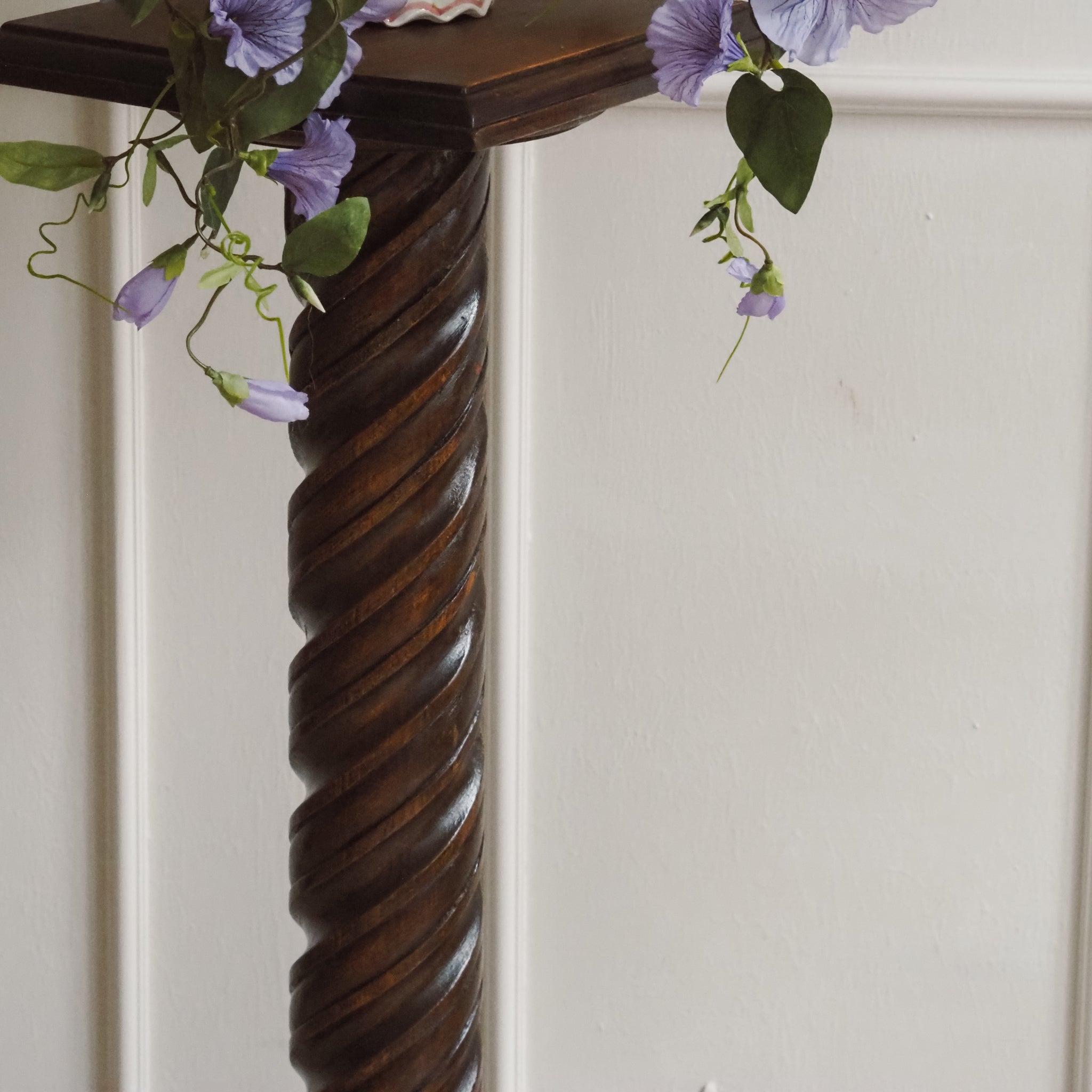 Vintage Blumenständer mit gedrehter Säule - Antikes Pflanzenpodest