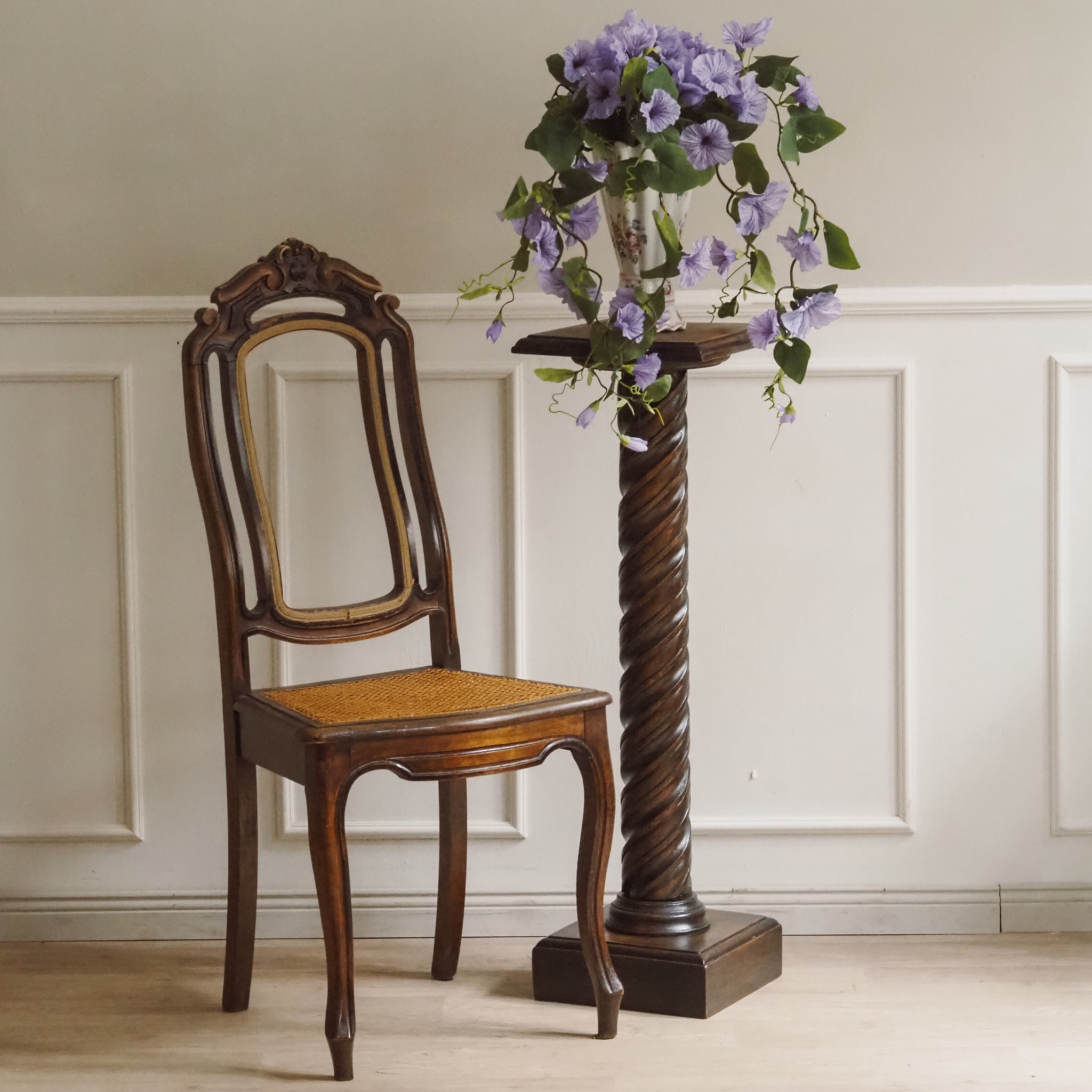 Vintage Blumenständer mit gedrehter Säule - Antikes Pflanzenpodest