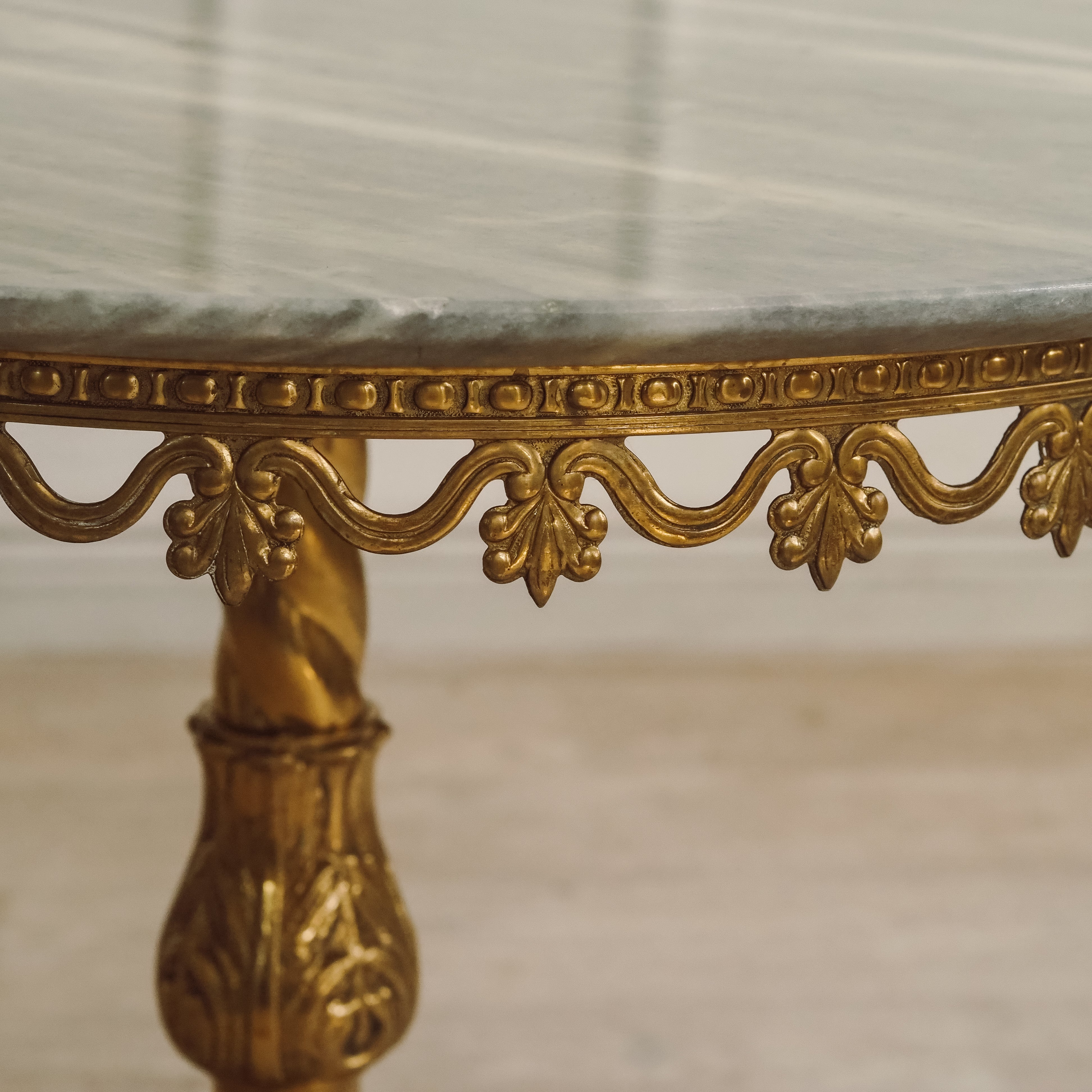 Gueridon Beistelltisch Messing Marmorplatte rund Louis XV Stil