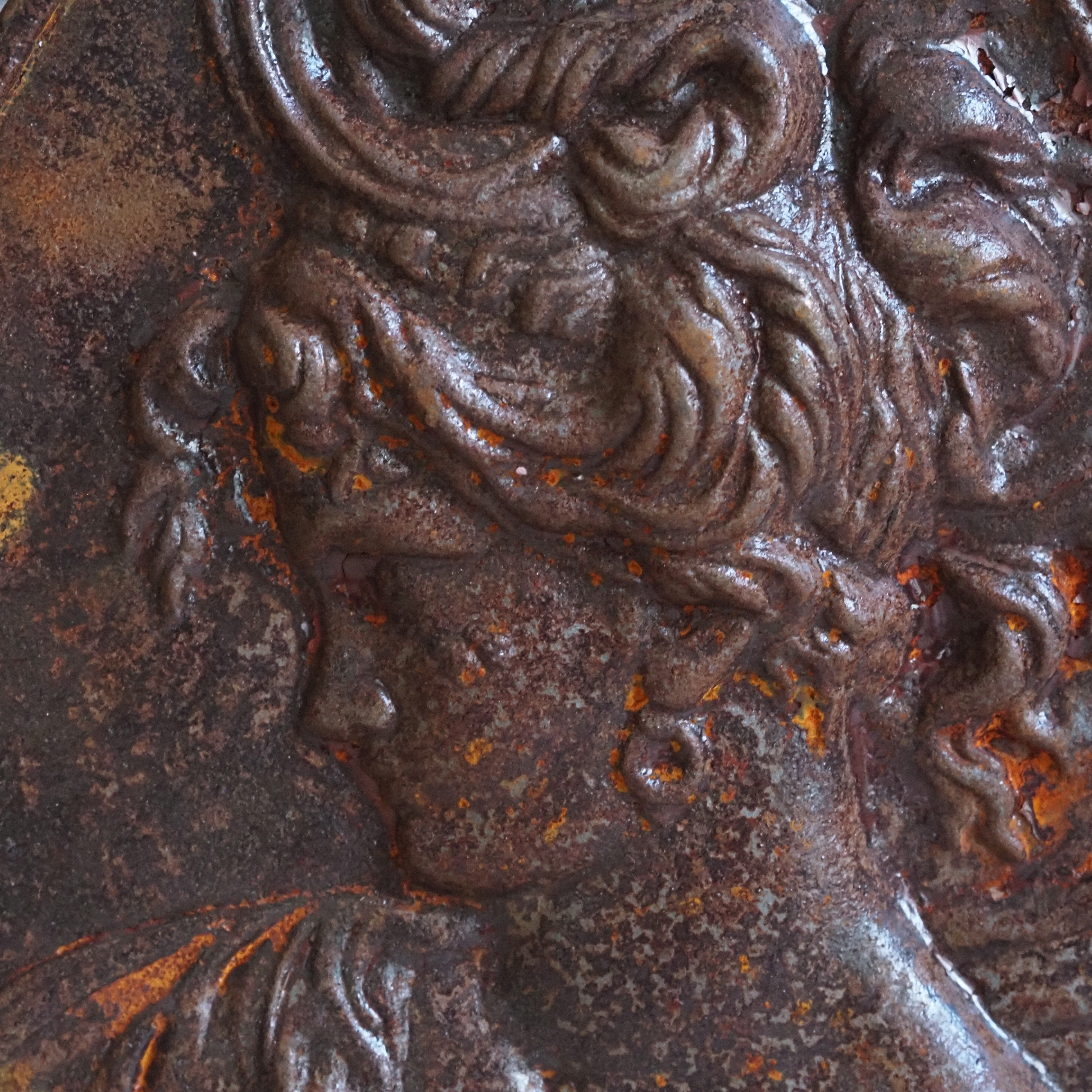 Ovales Wandrelief Dame · historisierende Reliefdarstellung aus Gusseisen
