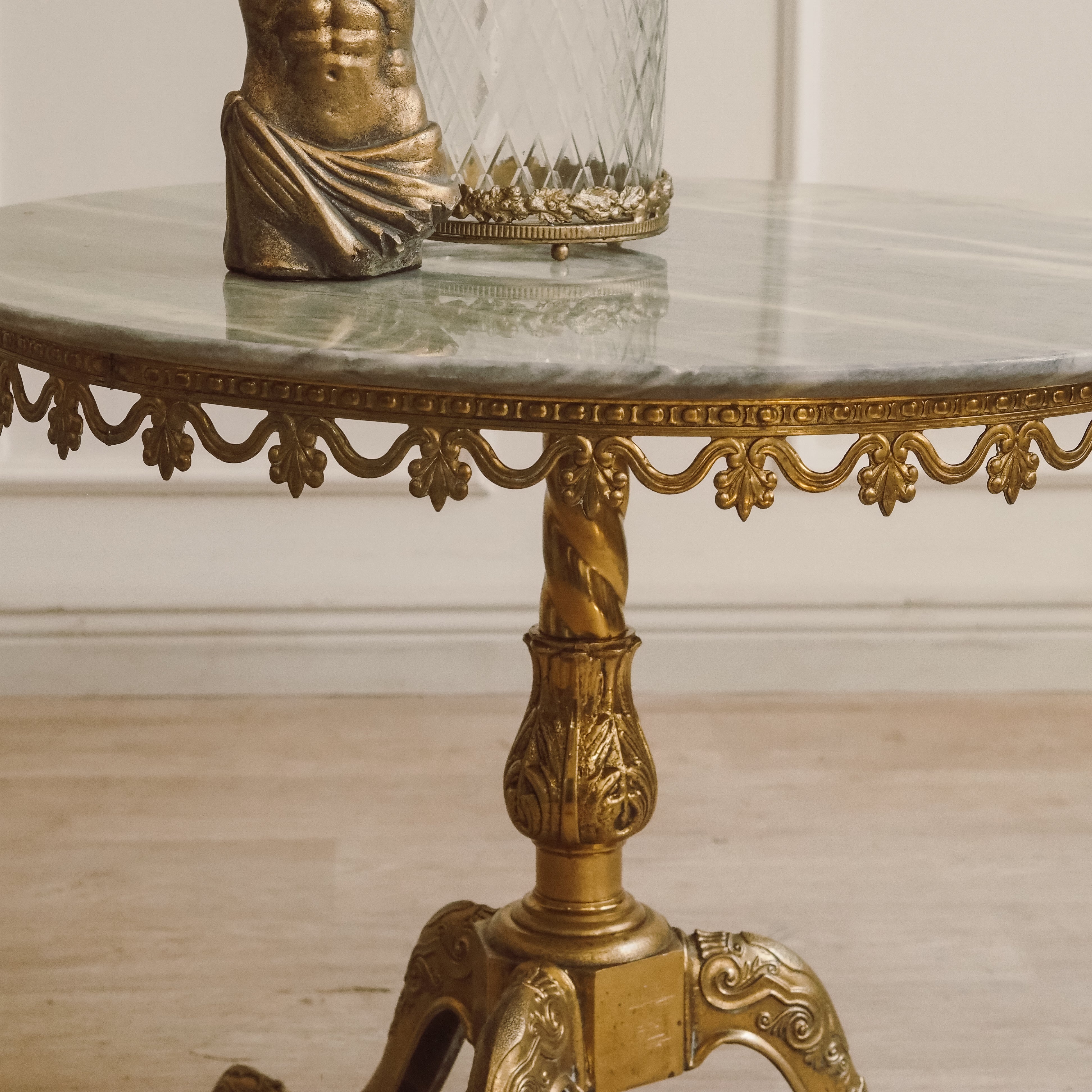 Gueridon Beistelltisch Messing Marmorplatte rund Louis XV Stil