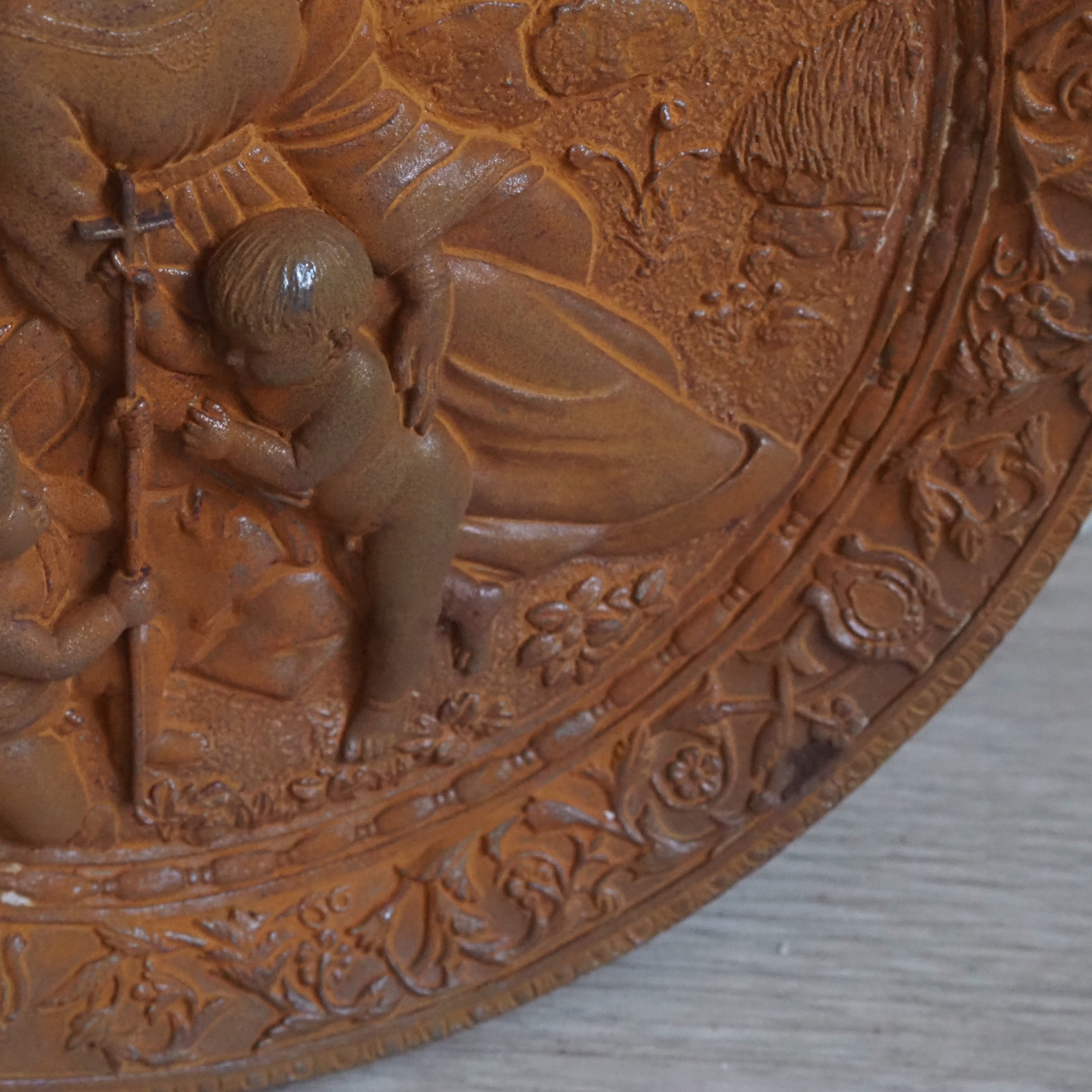 Wandrelief Rund · Engelmotiv historisierend · Gusseisenoptik