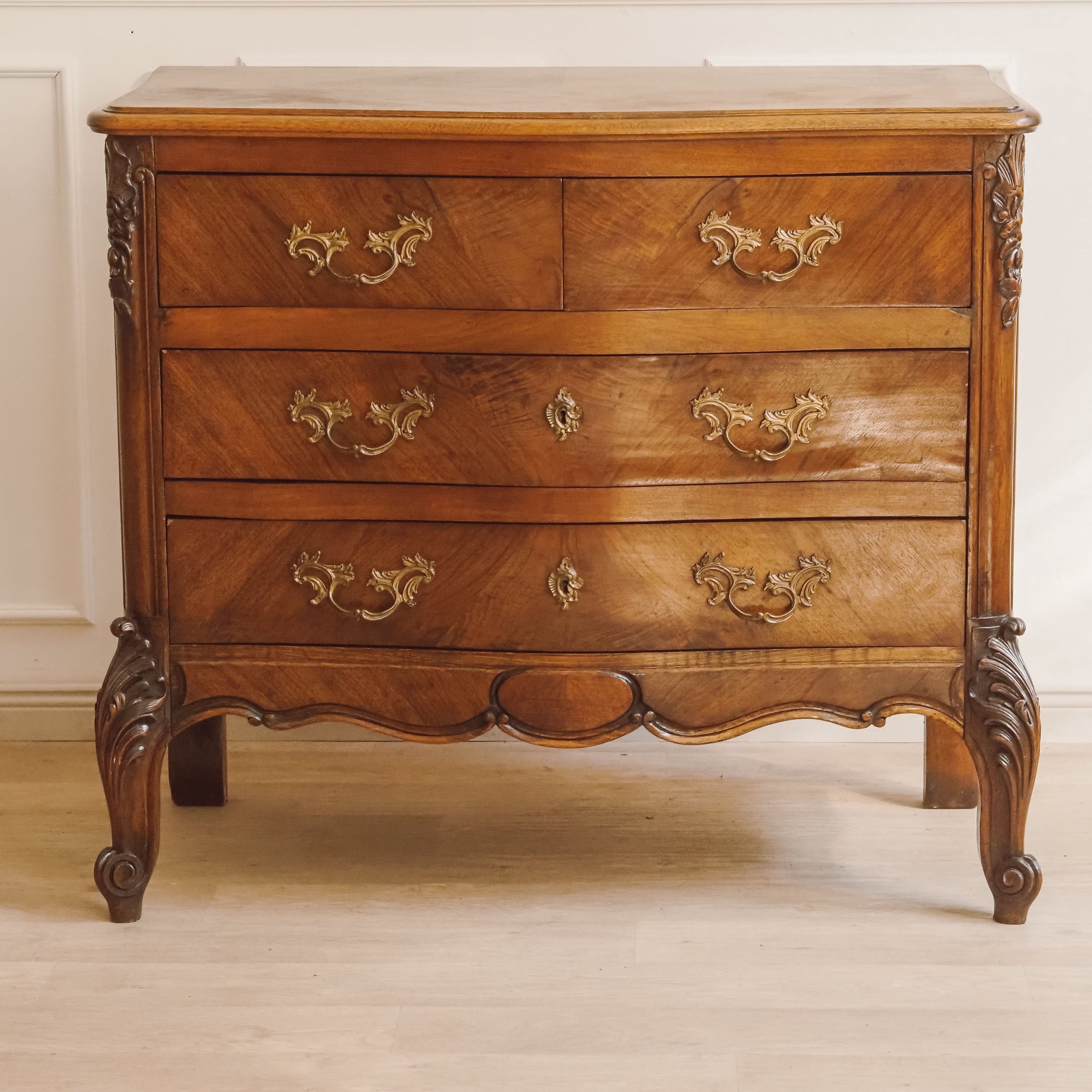 Louis-XV-Kommode Nussbaum um 1900 geschweifte Front