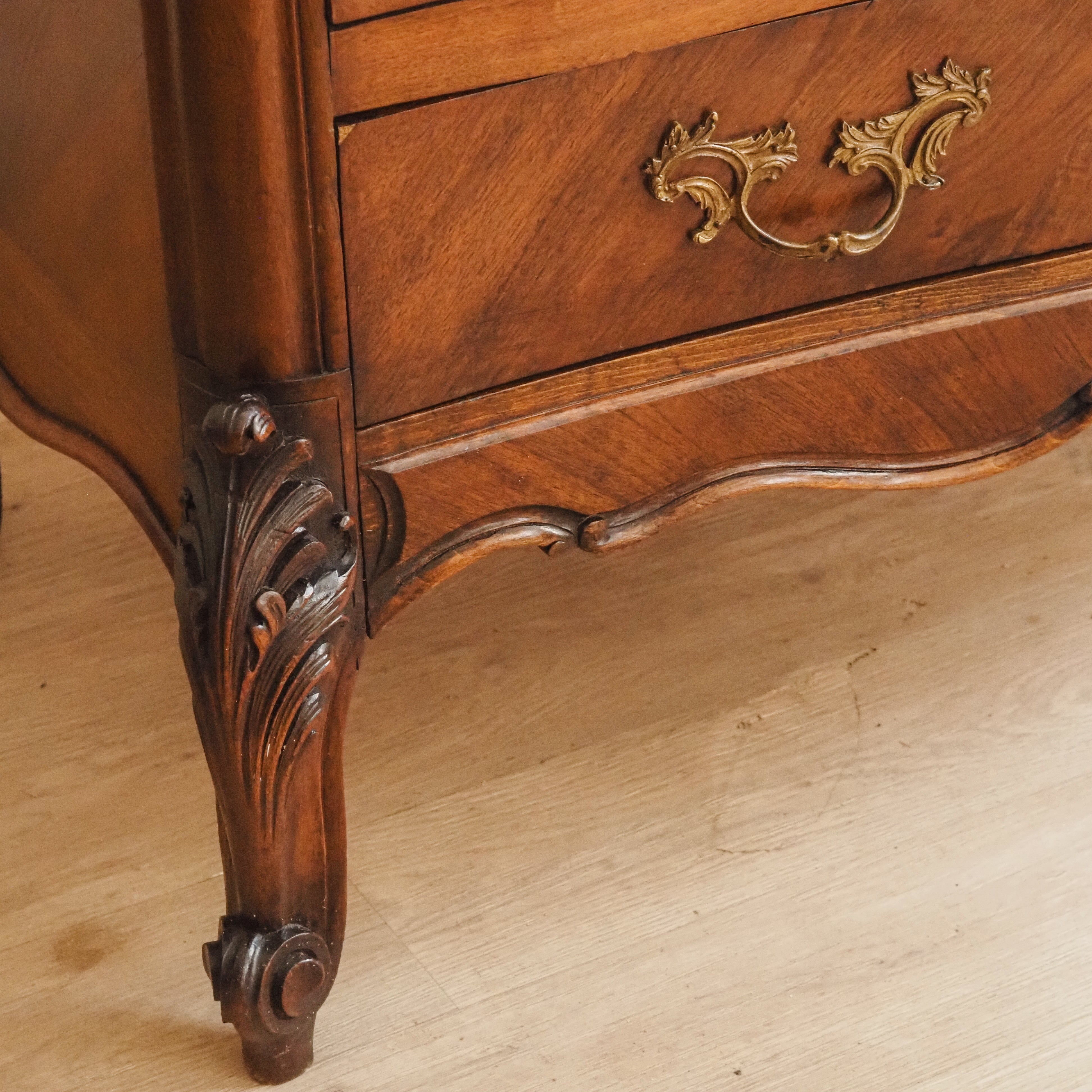 Louis-XV-Kommode Nussbaum um 1900 geschweifte Front