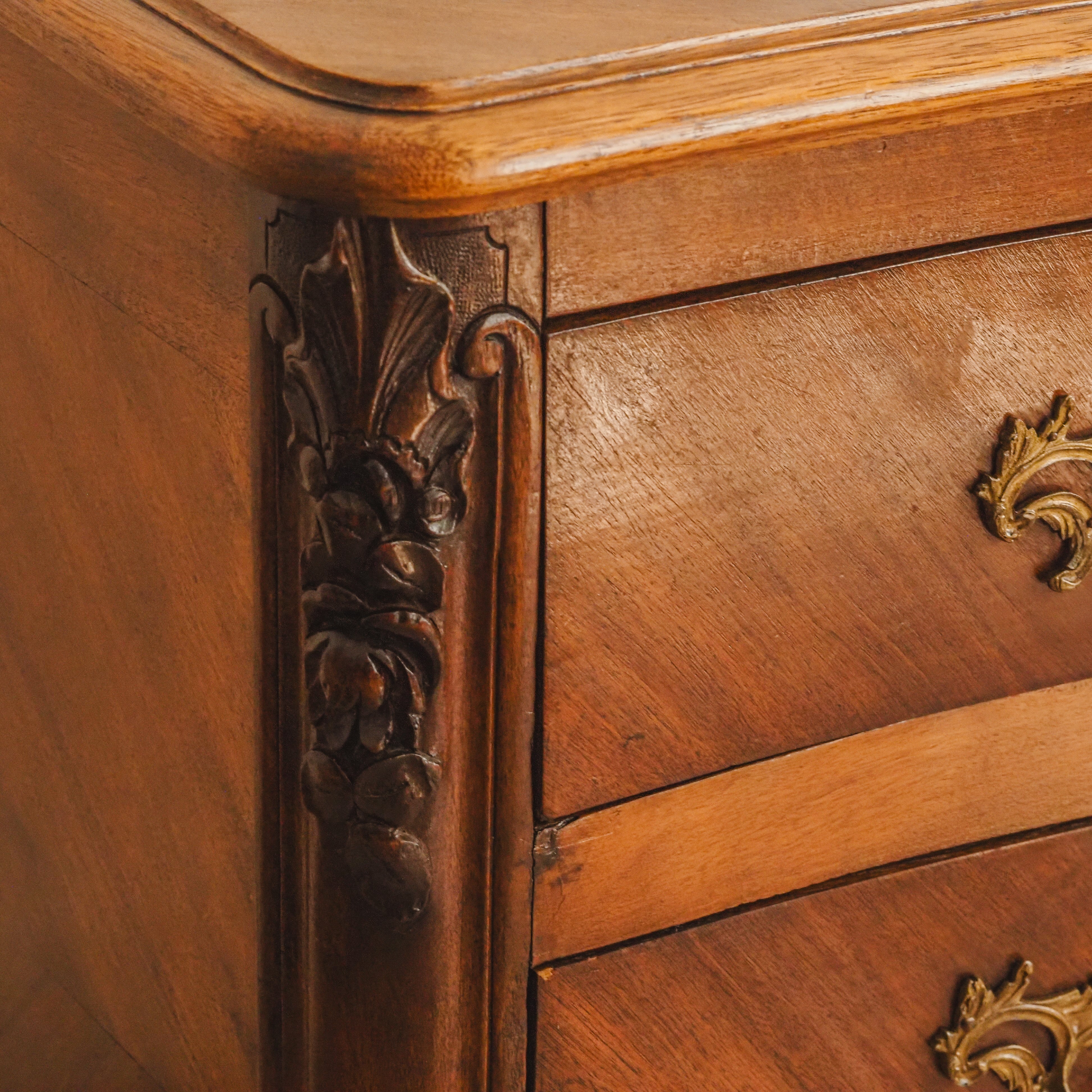Louis-XV-Kommode Nussbaum um 1900 geschweifte Front