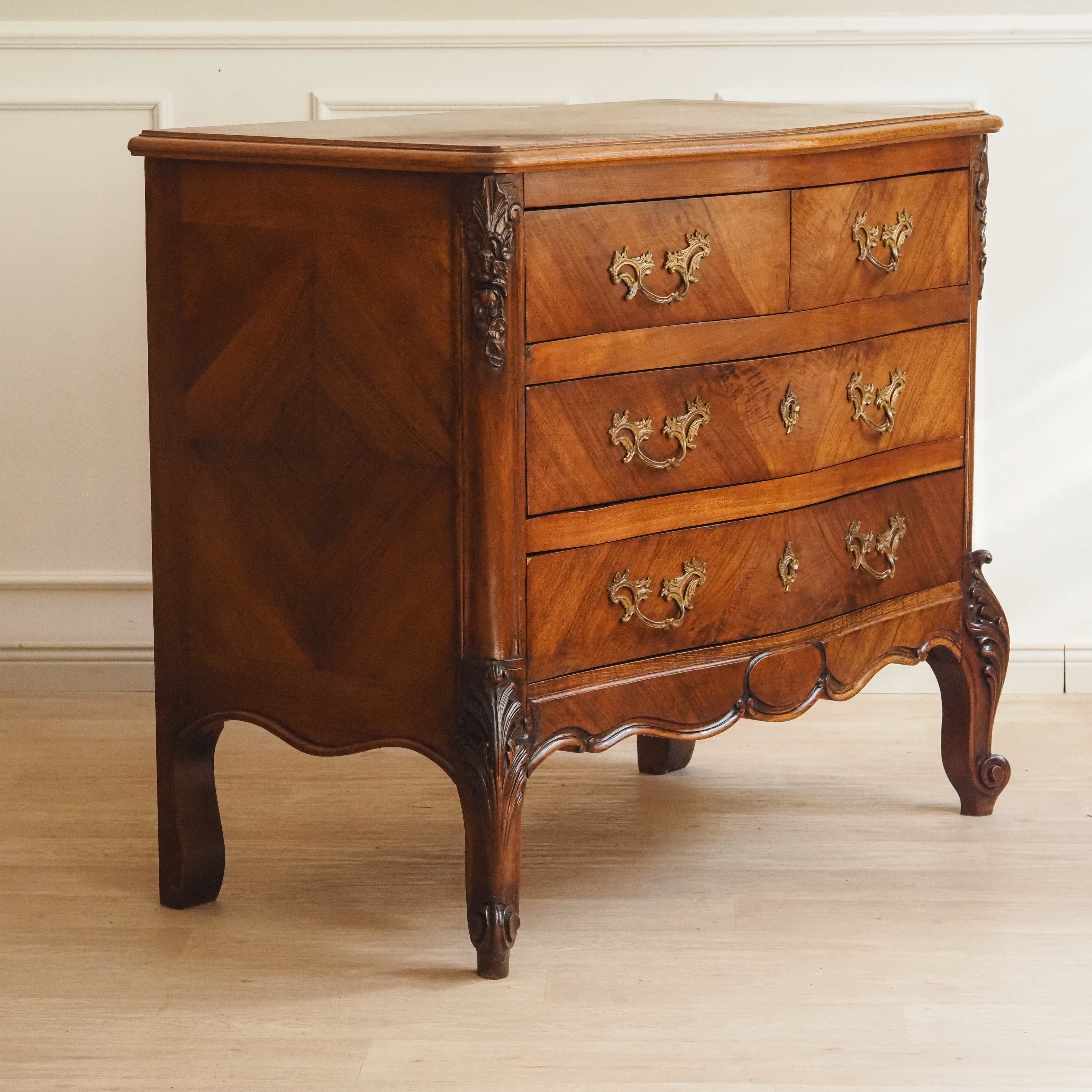 Louis-XV-Kommode Nussbaum um 1900 geschweifte Front