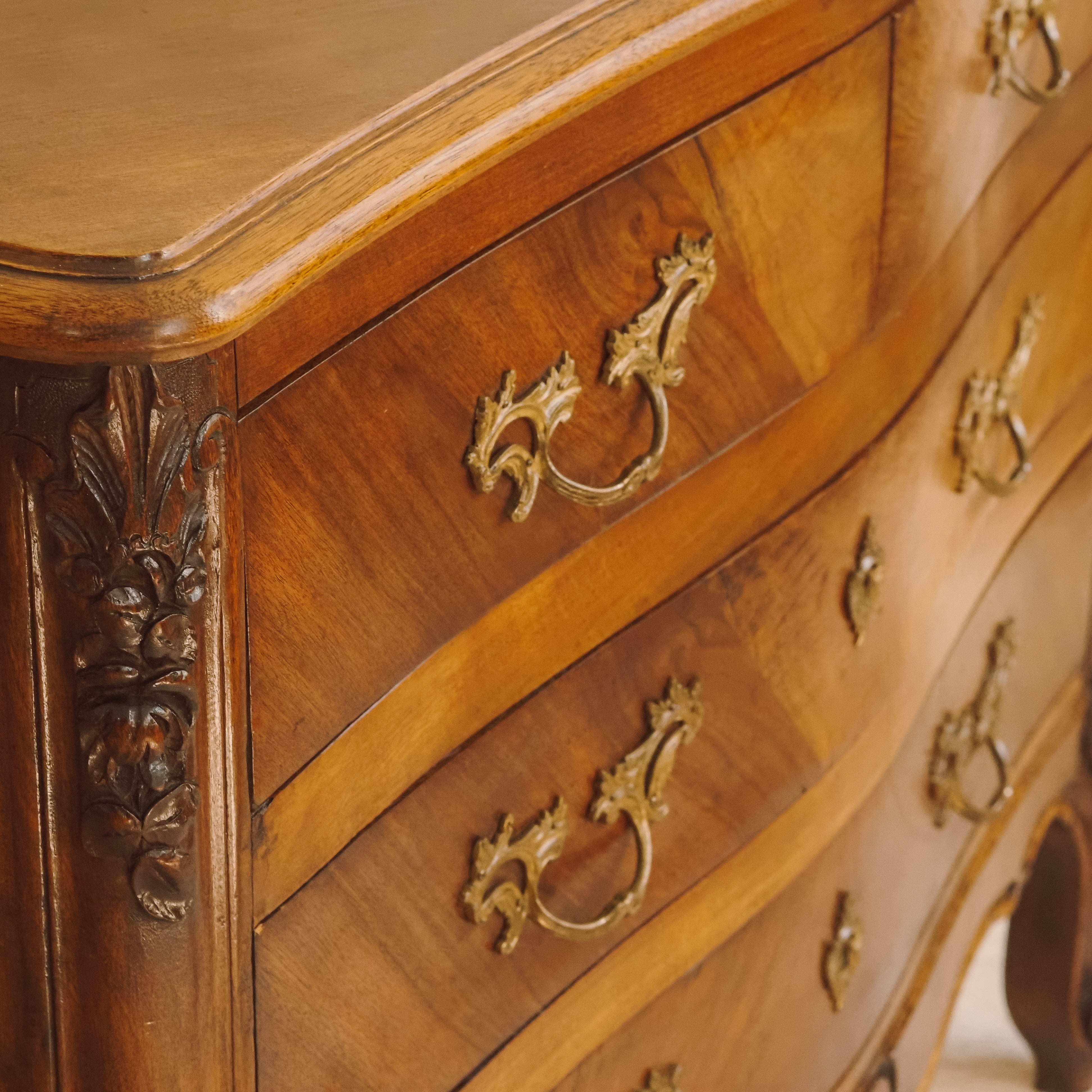 Louis-XV-Kommode Nussbaum um 1900 geschweifte Front