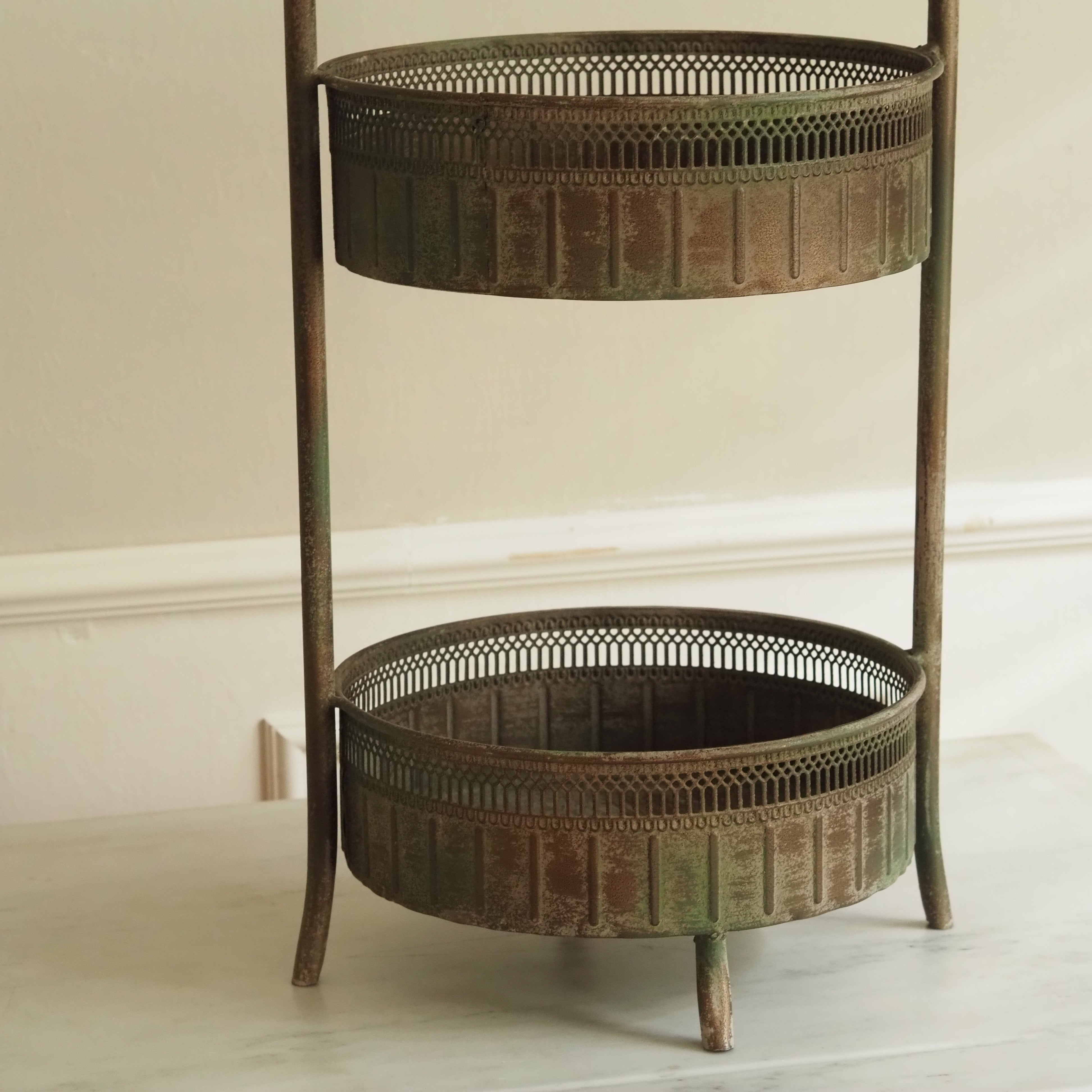 Etagere Metall zweistöckig · Patiniert mit Vogelfigur und durchbrochener Galerie