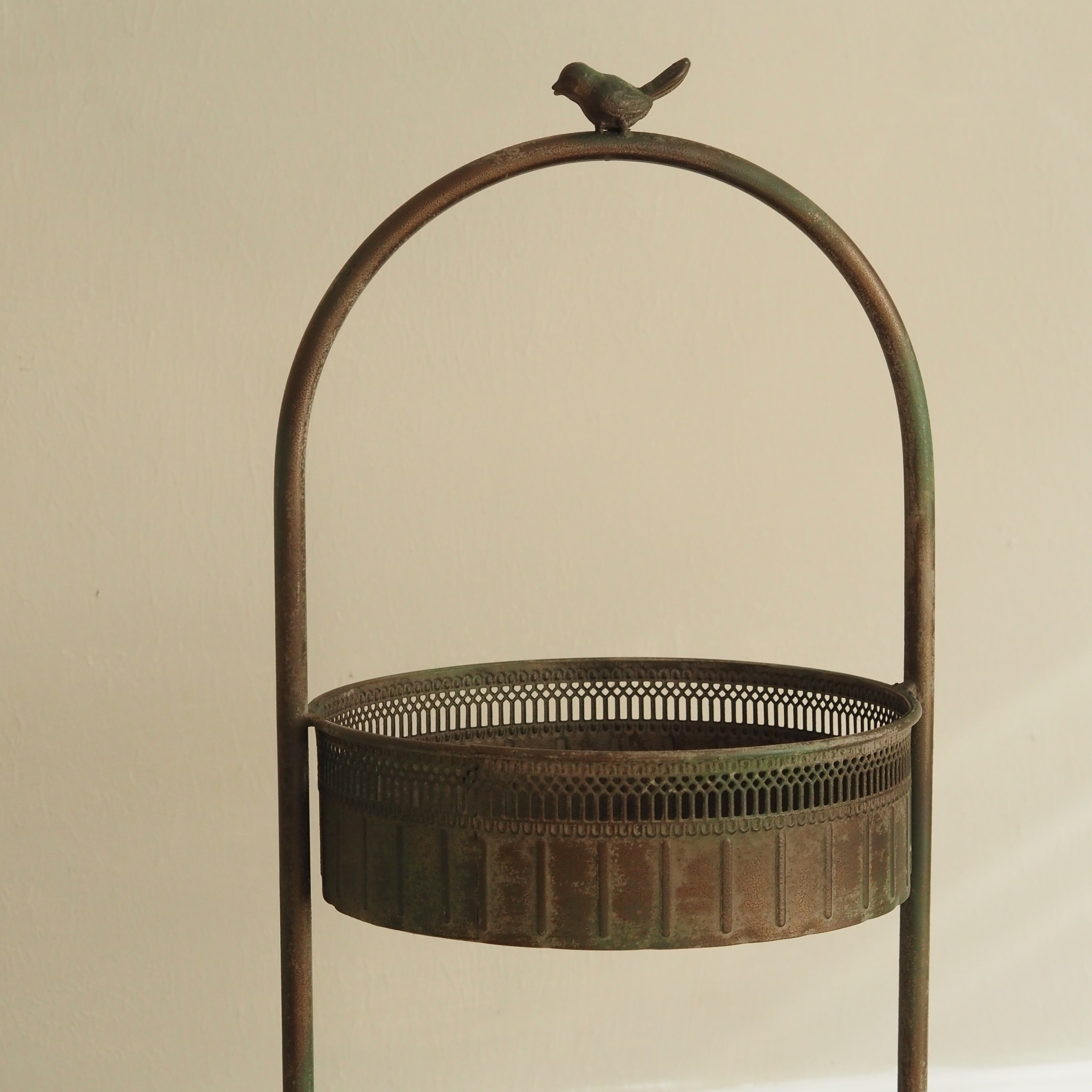 Etagere Metall zweistöckig · Patiniert mit Vogelfigur und durchbrochener Galerie