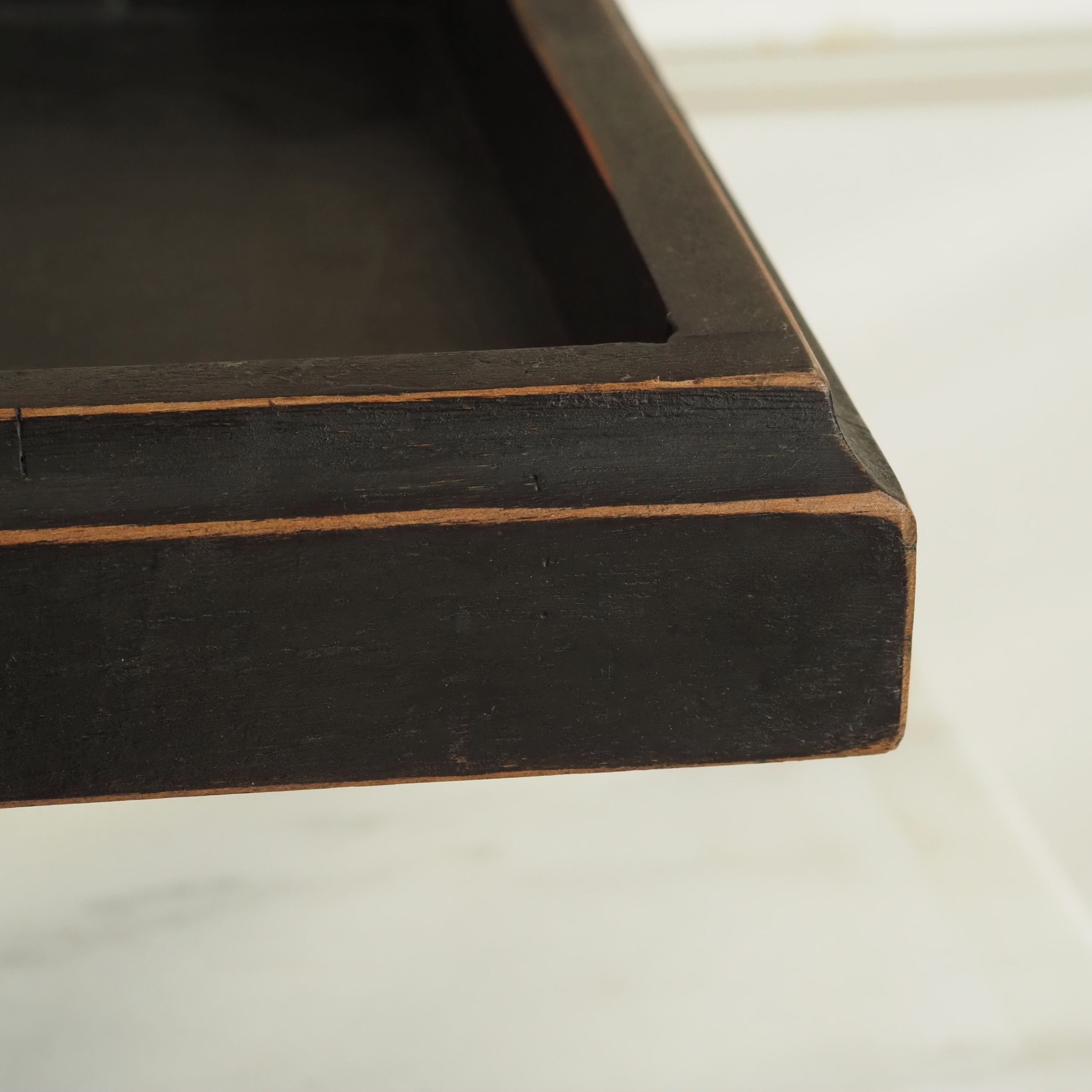 Tablett auf Fuß Schwarz · Gestuftes Holzplateau auf Postamentsockel im Used-Look