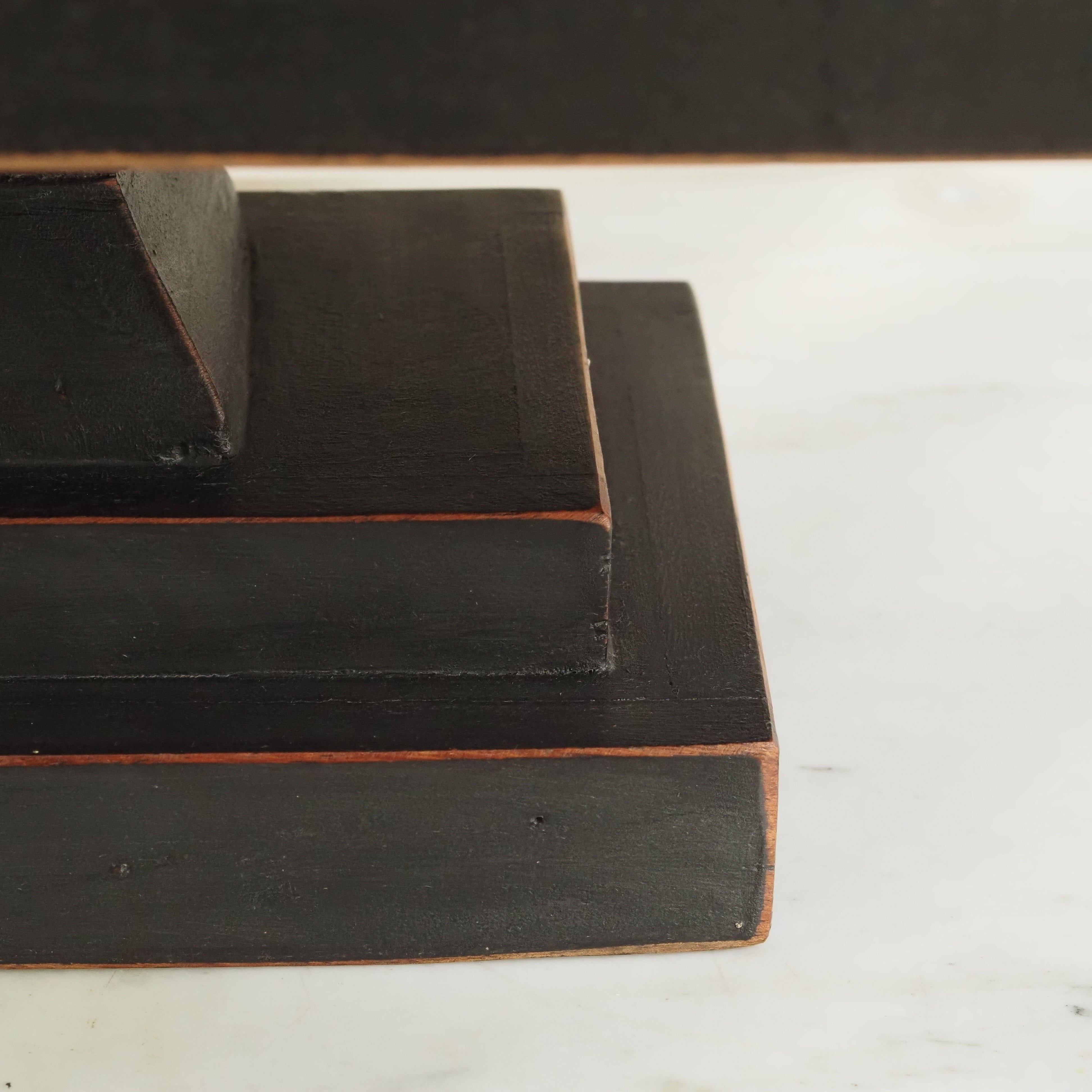 Tablett auf Fuß Schwarz · Gestuftes Holzplateau auf Postamentsockel im Used-Look