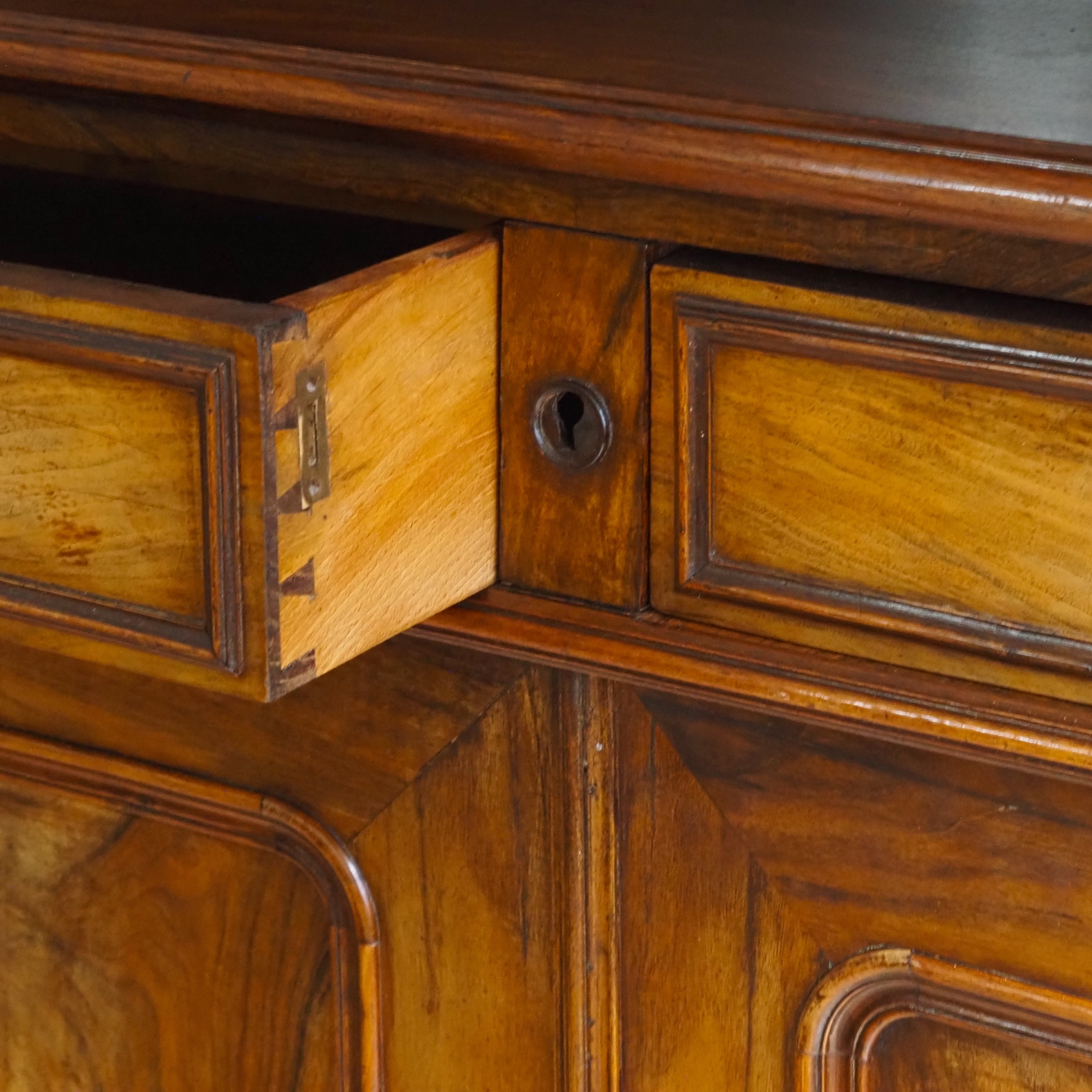 Anrichte Louis-Philippe Nussbaum Buffet mit Aufsatz um 1870