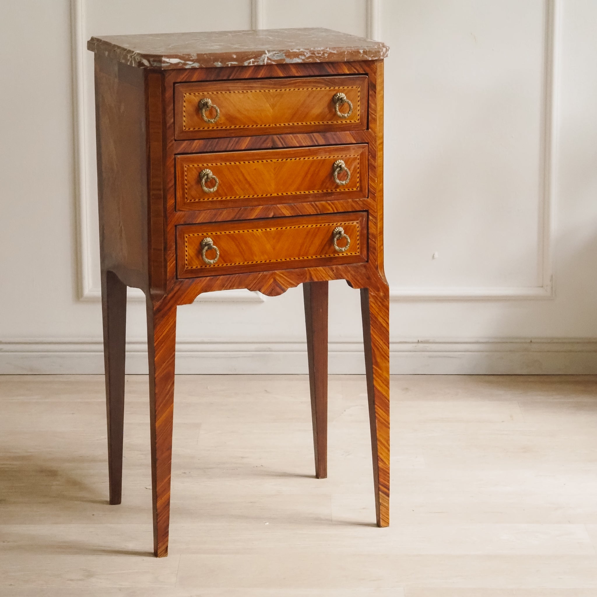 Französischer Beistelltisch mit Marmor und feinen Intarsien - Louis XVI Stil Nachttisch