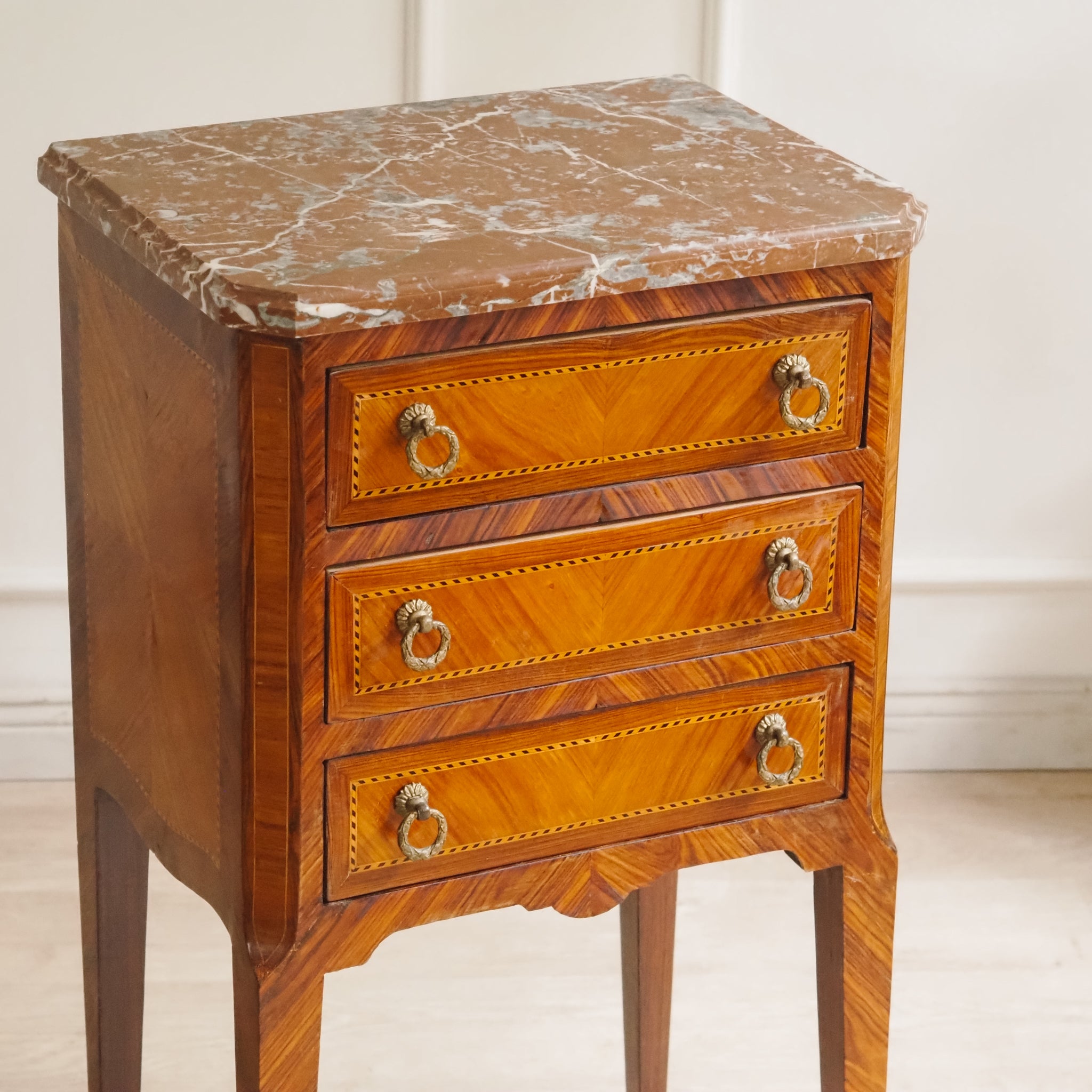 Französischer Beistelltisch mit Marmor und feinen Intarsien - Louis XVI Stil Nachttisch