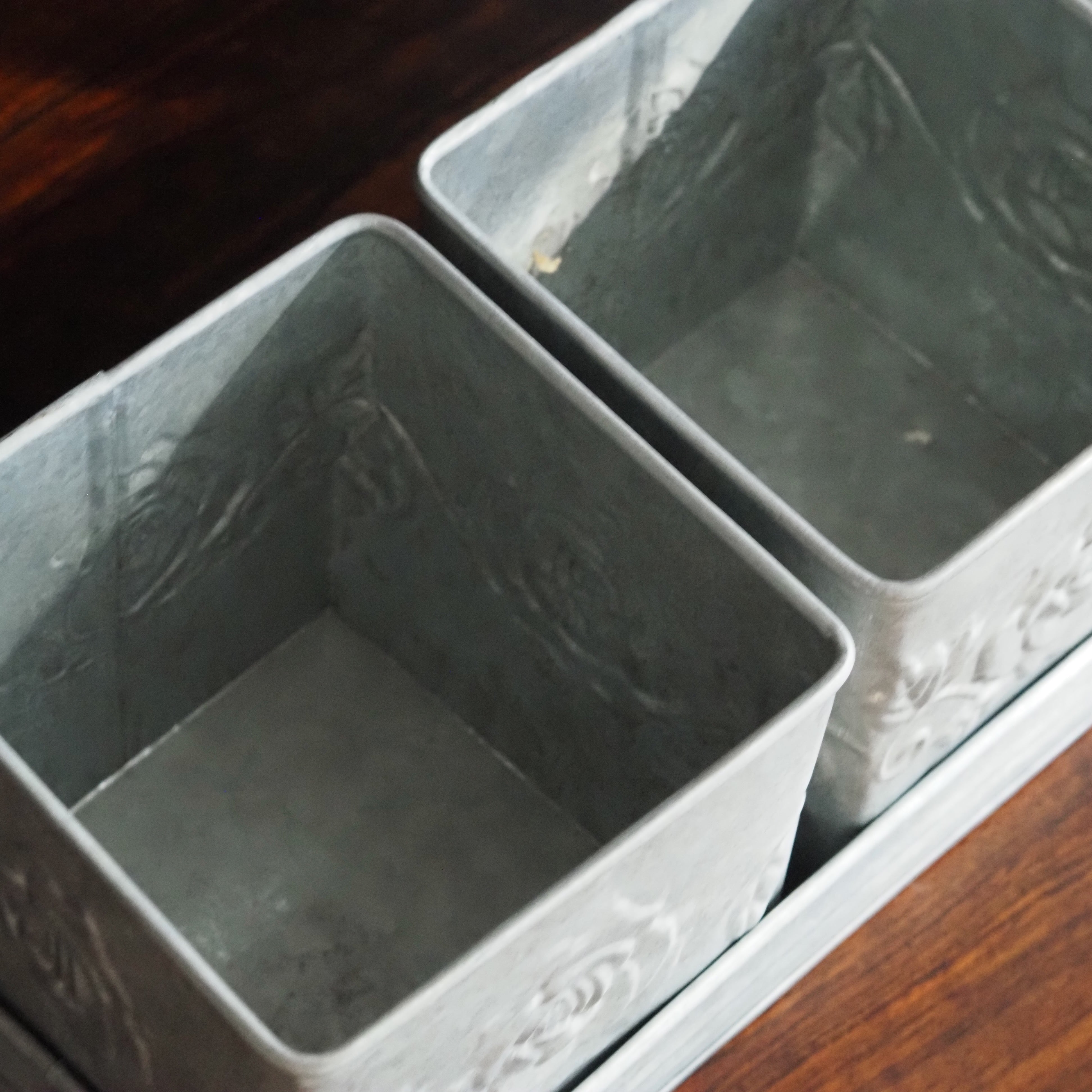 Pflanztopf-Set Grau · Drei Metalltöpfe mit Tablett und geprägtem Rosendekor