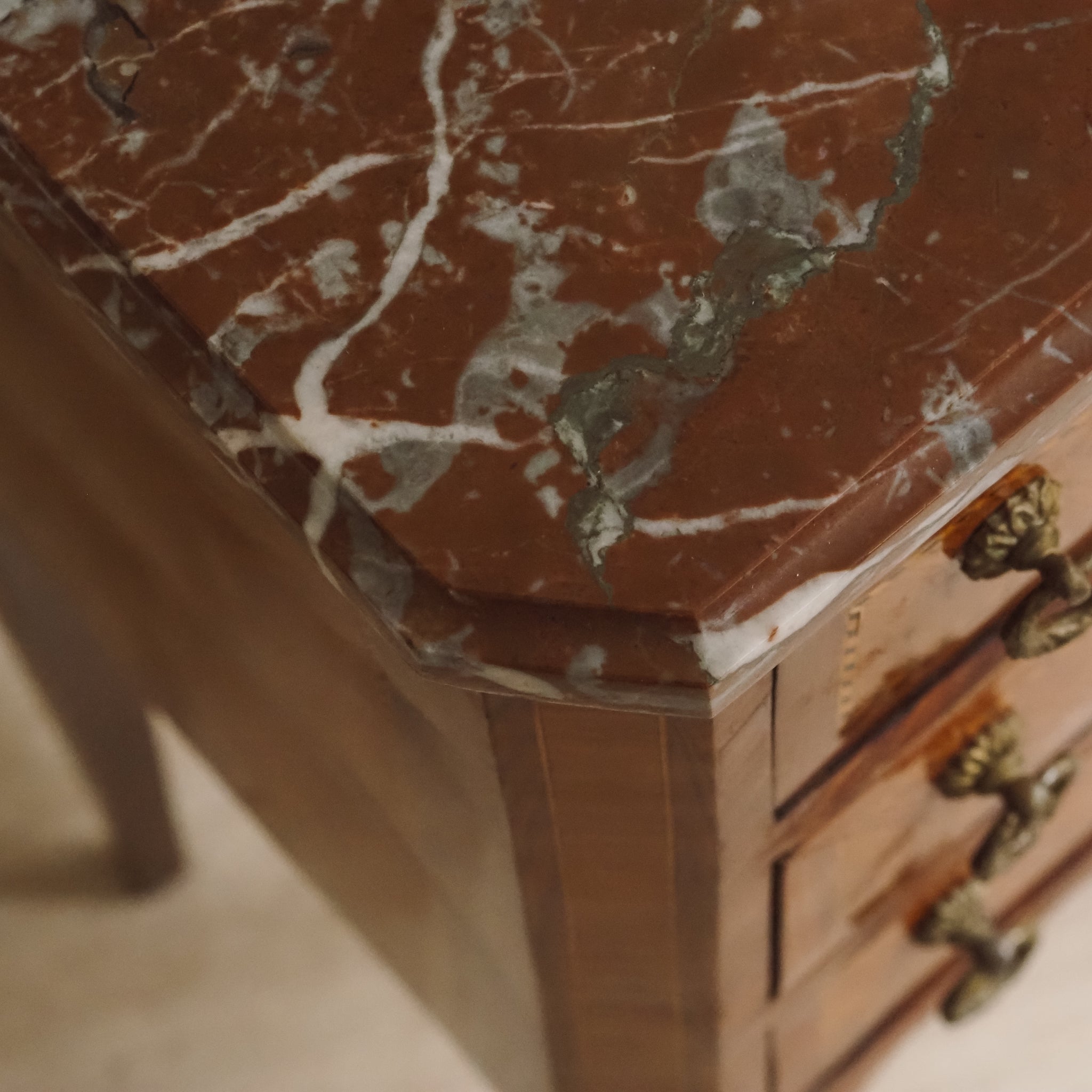 Französischer Beistelltisch mit Marmor und feinen Intarsien - Louis XVI Stil Nachttisch