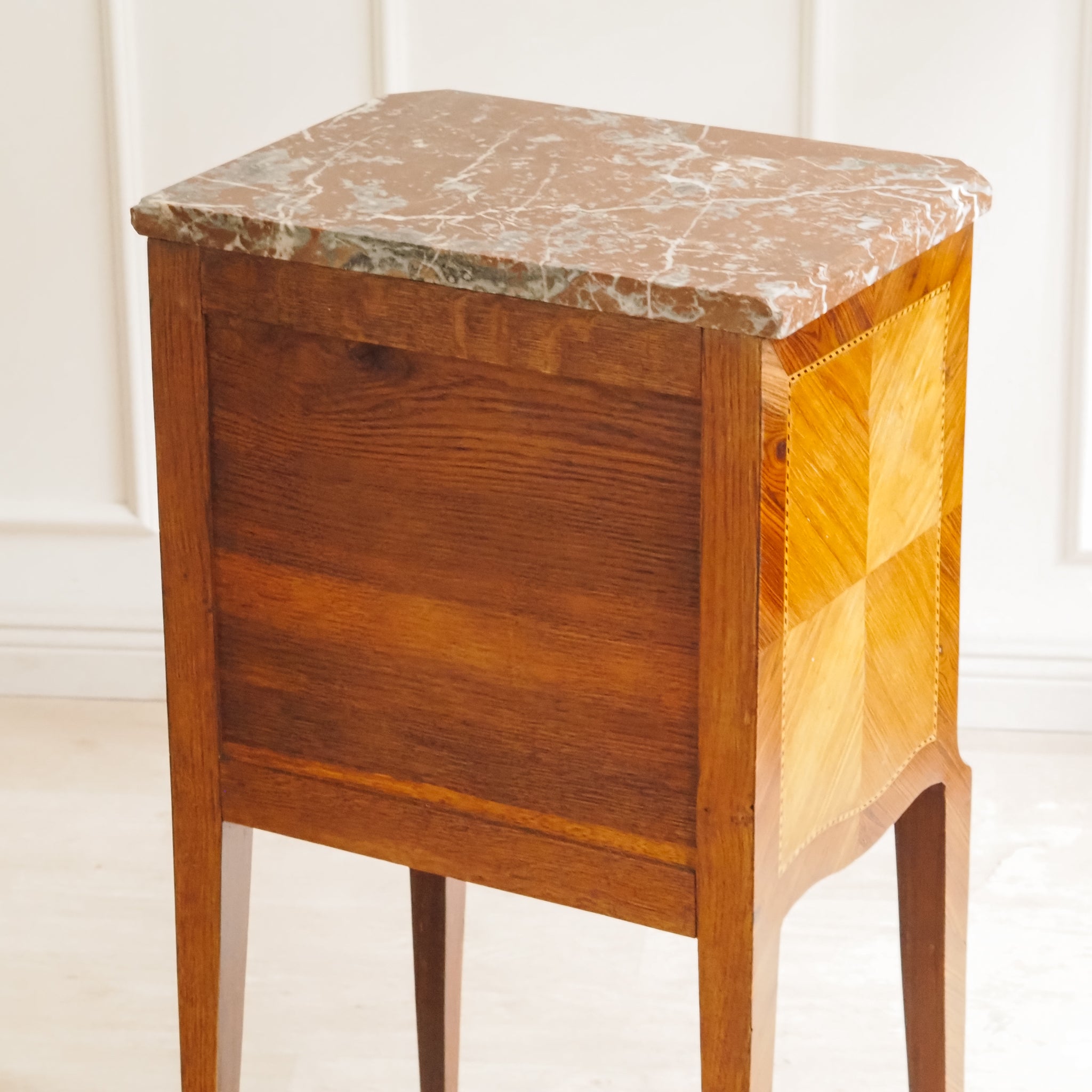 Französischer Beistelltisch mit Marmor und feinen Intarsien - Louis XVI Stil Nachttisch