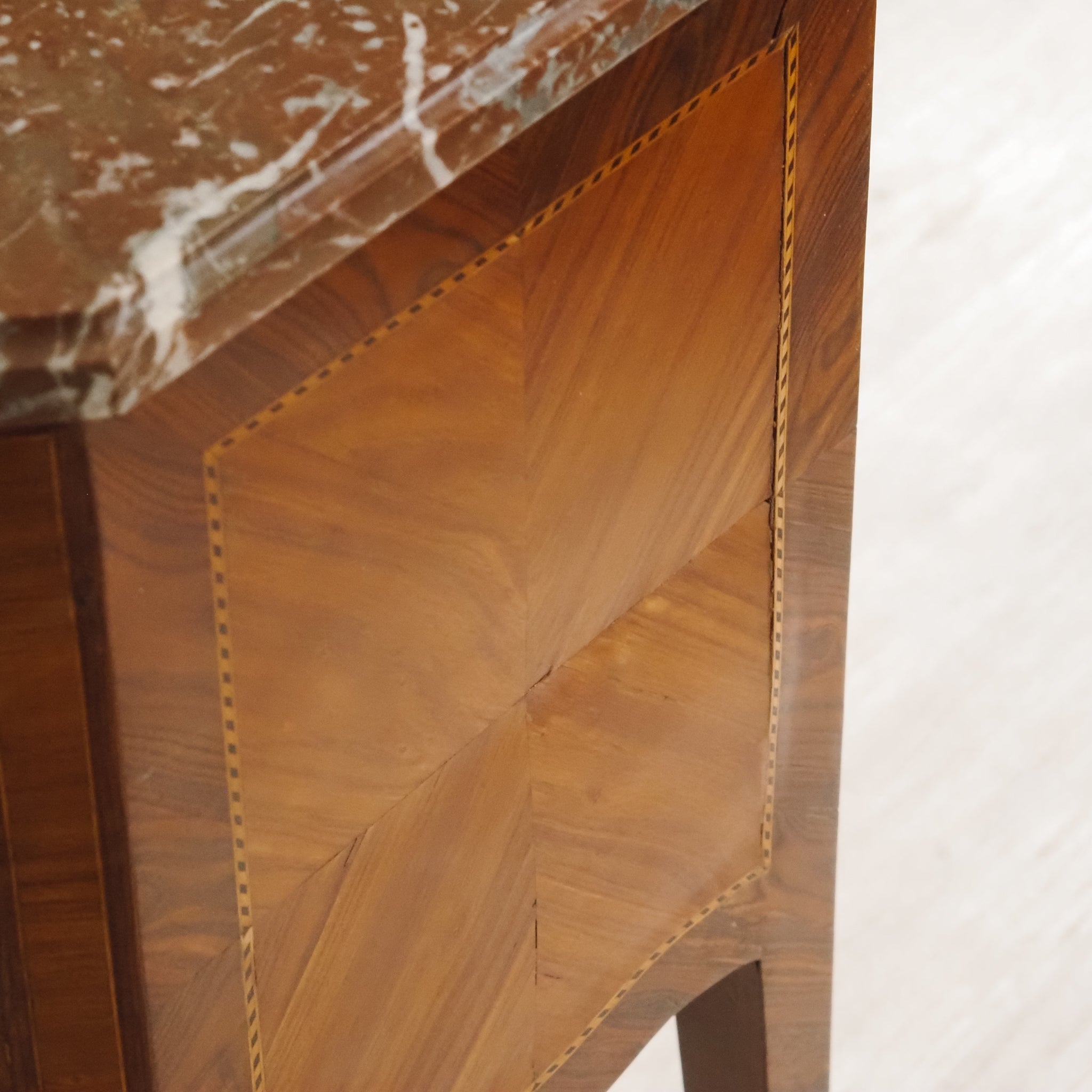 Französischer Beistelltisch mit Marmor und feinen Intarsien - Louis XVI Stil Nachttisch