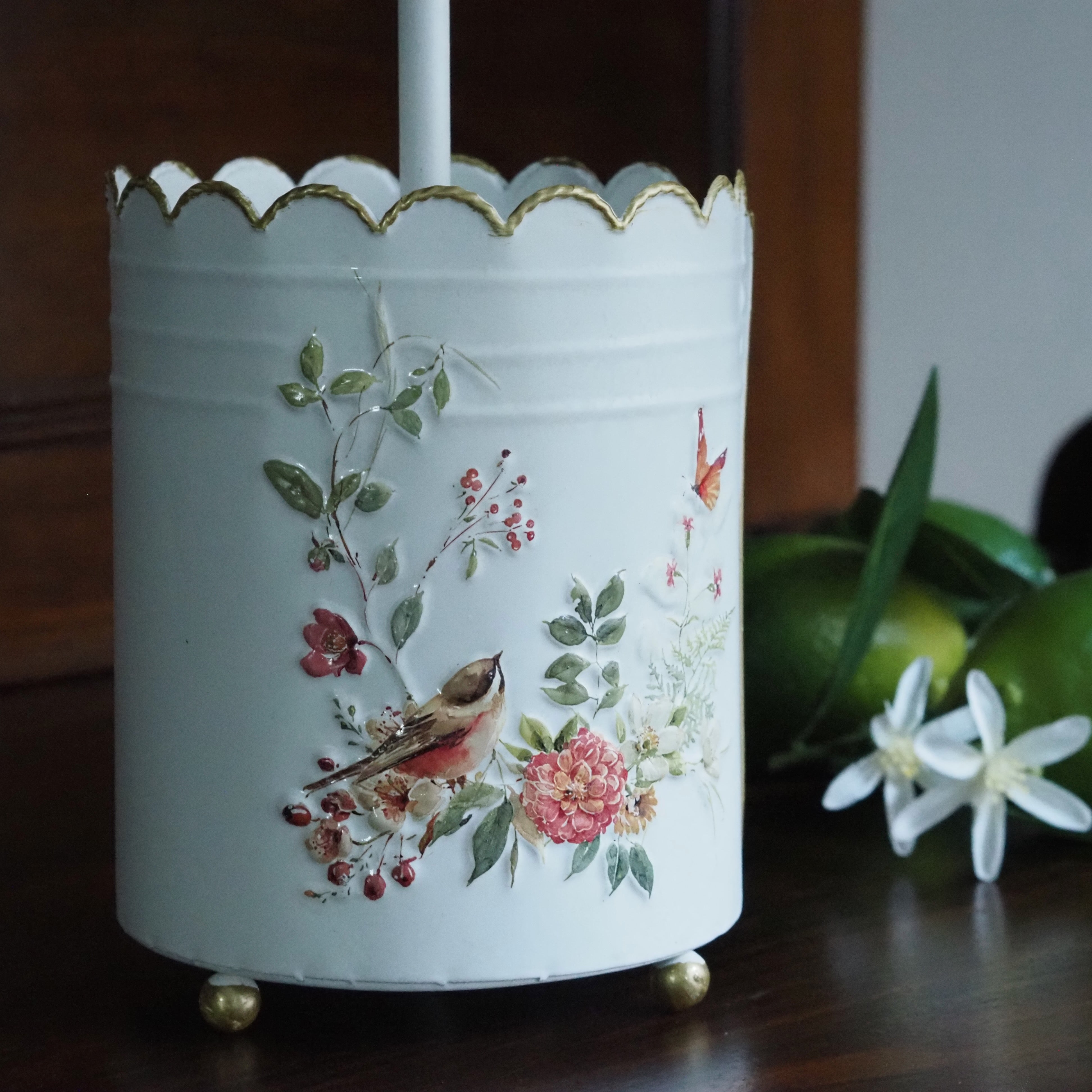 Küchenrollenhalter Weiß · Metall mit floralem Reliefdekor und Vogel-Finial