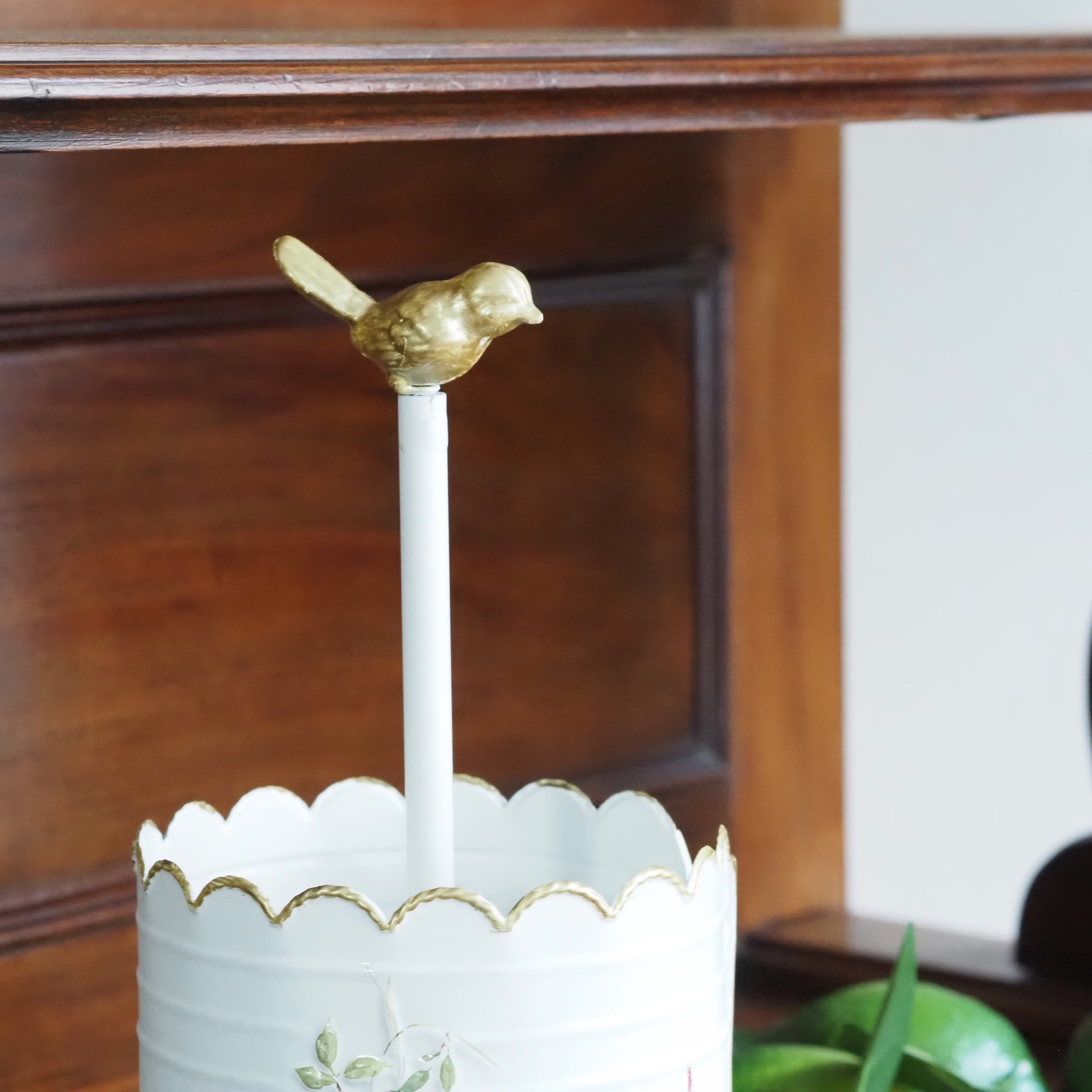 Küchenrollenhalter Weiß · Metall mit floralem Reliefdekor und Vogel-Finial