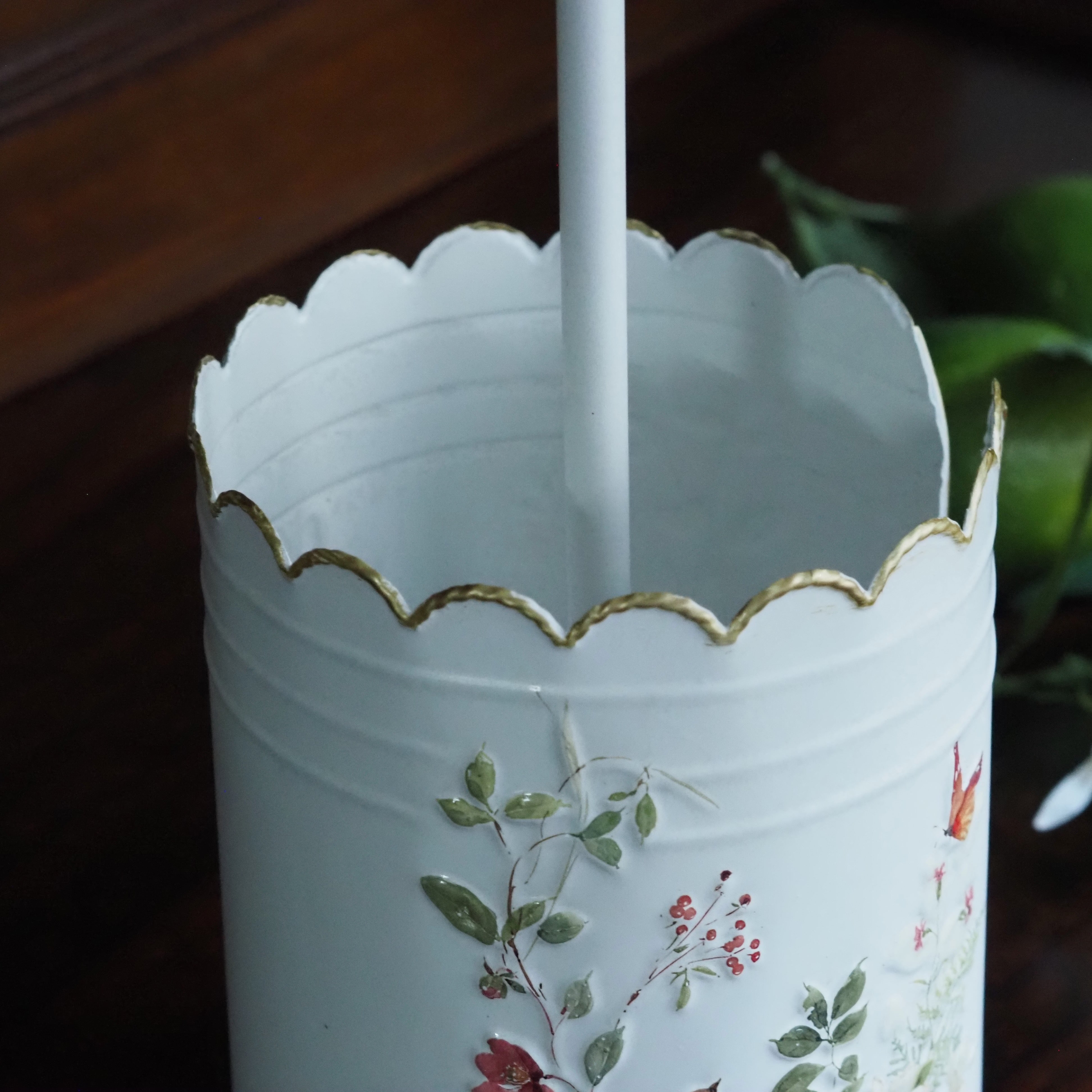 Küchenrollenhalter Weiß · Metall mit floralem Reliefdekor und Vogel-Finial