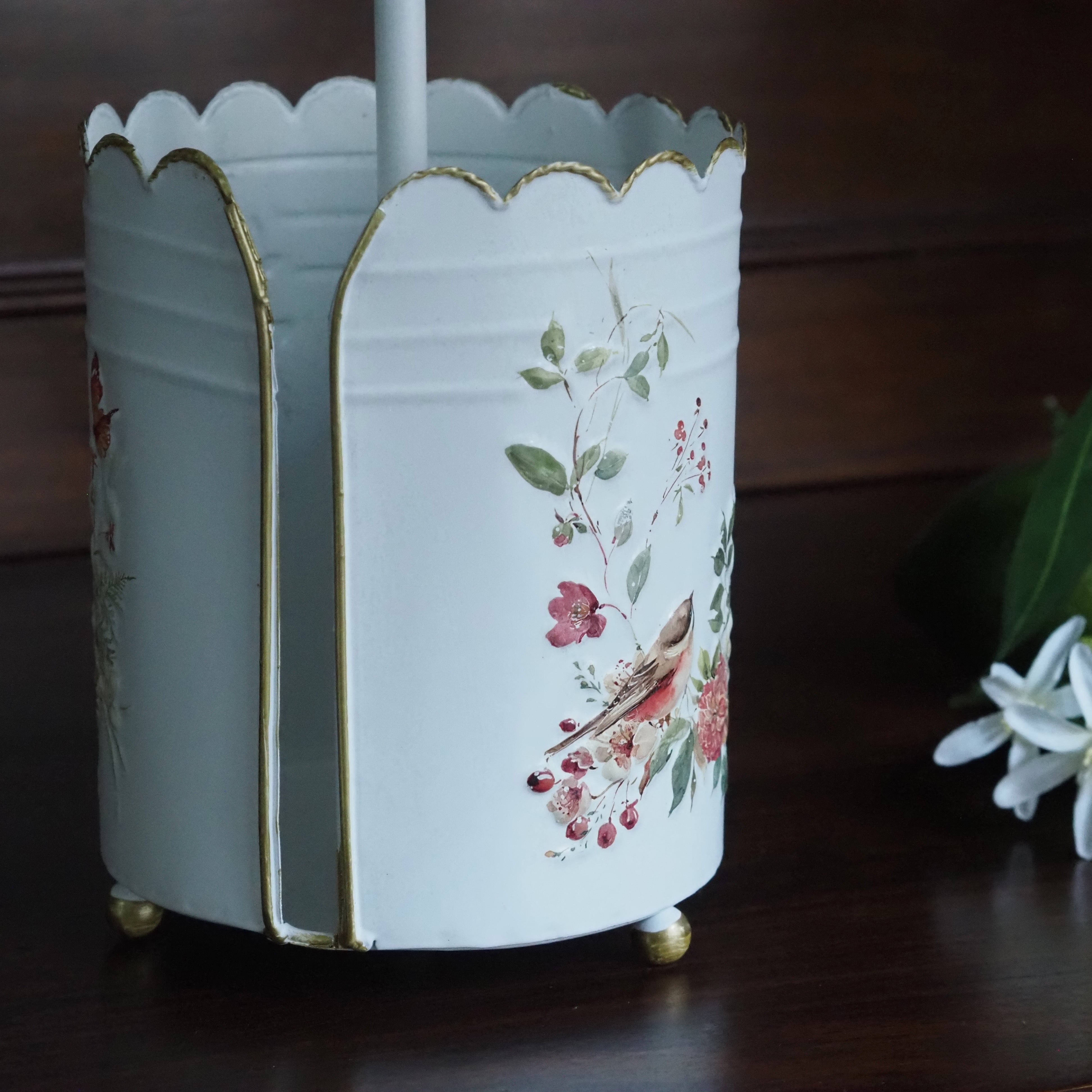 Küchenrollenhalter Weiß · Metall mit floralem Reliefdekor und Vogel-Finial