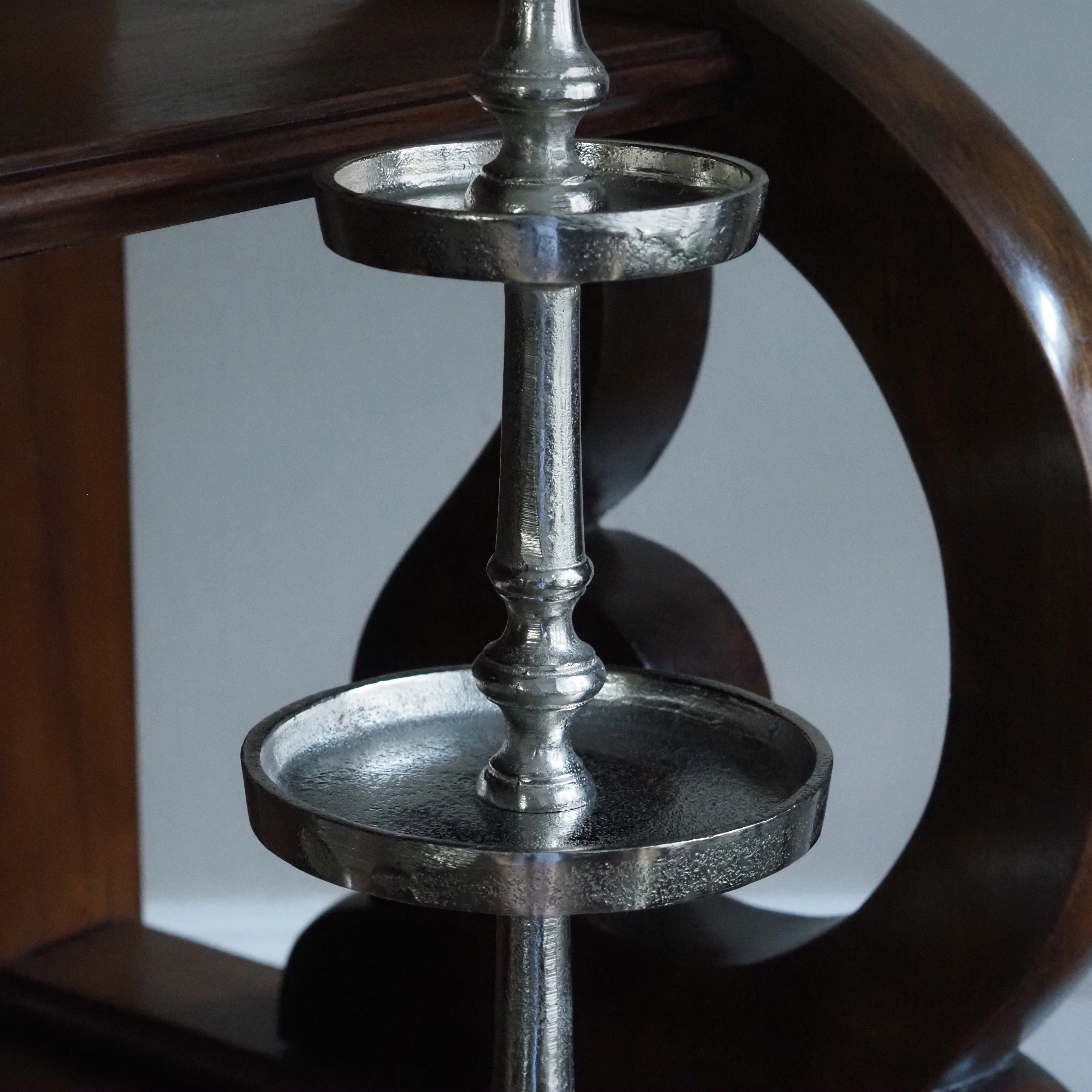Etagere Silber · Dreistöckiger Metallaufsatz mit gedrechseltem Schaft