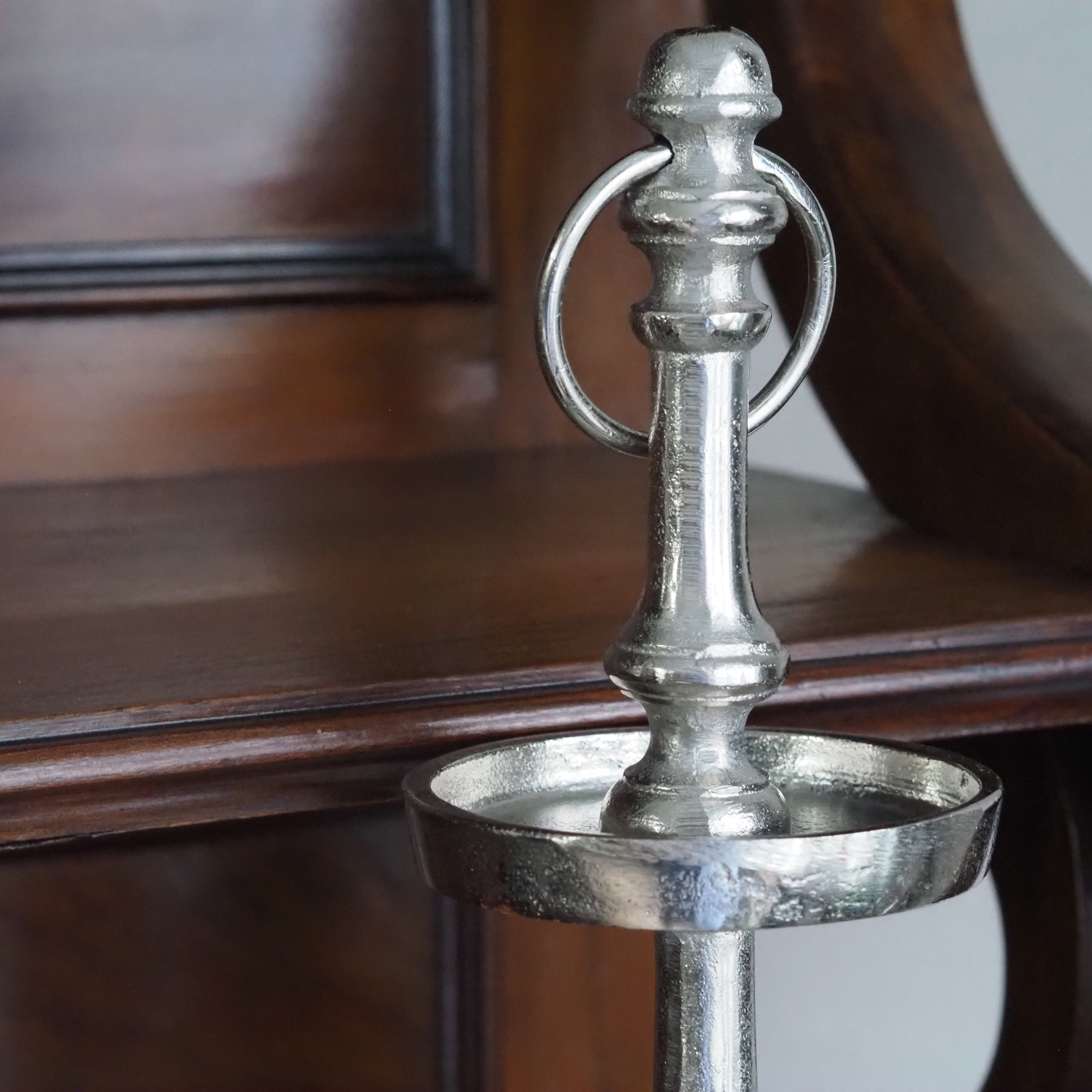 Etagere Silber · Dreistöckiger Metallaufsatz mit gedrechseltem Schaft