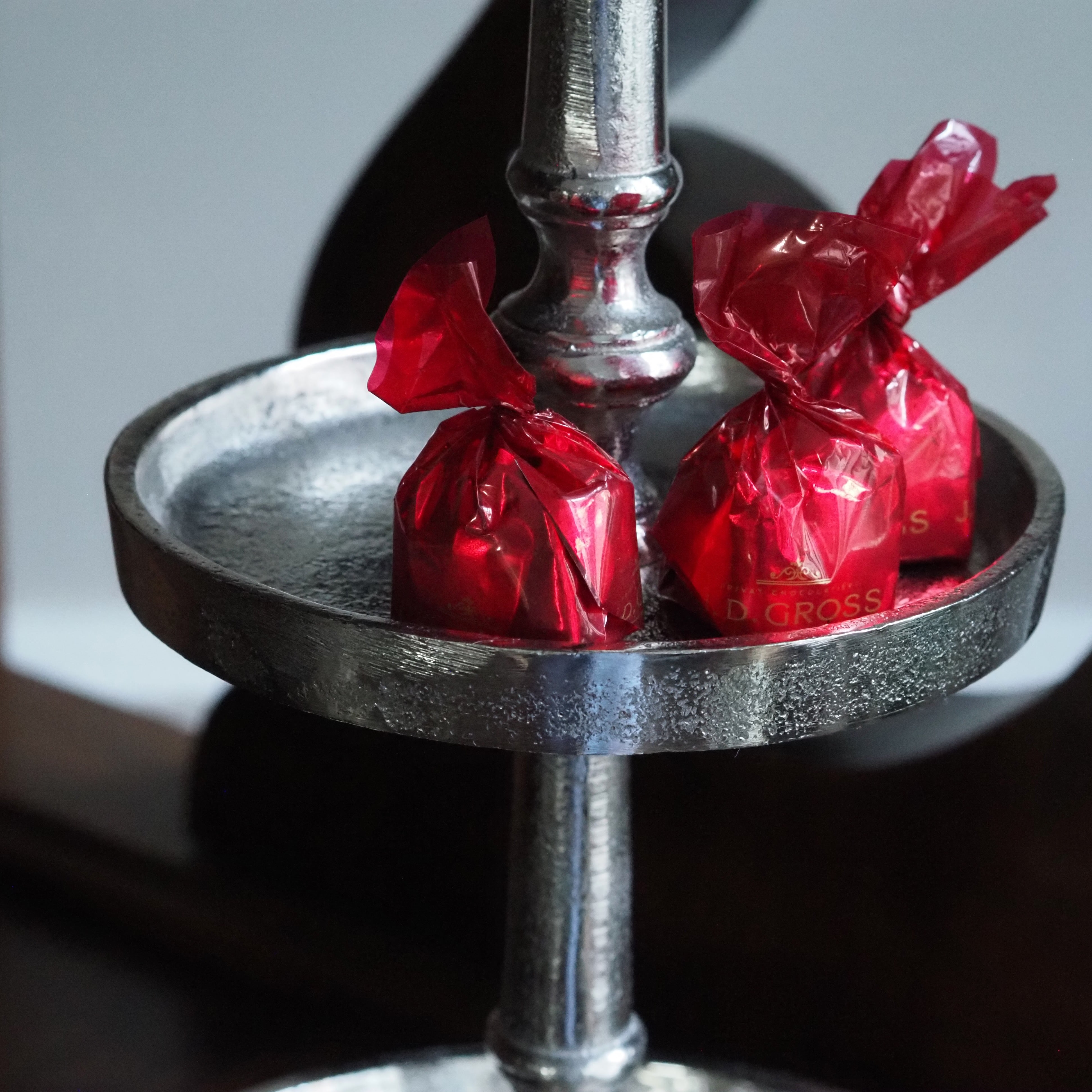 Etagere Silber · Dreistöckiger Metallaufsatz mit gedrechseltem Schaft