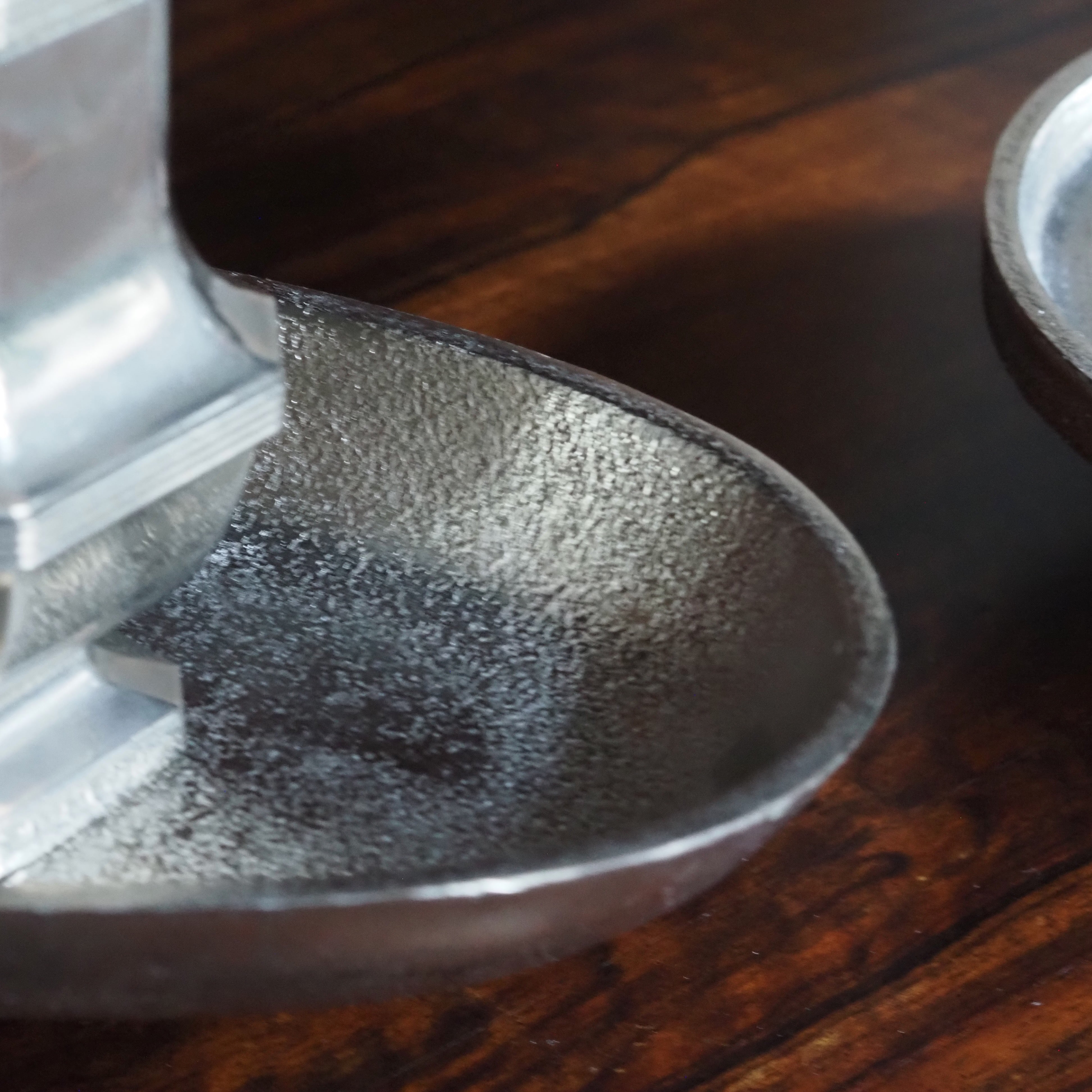 Schale GROS Silber · Ovale Fußschale aus Aluminiumguss, 39 cm