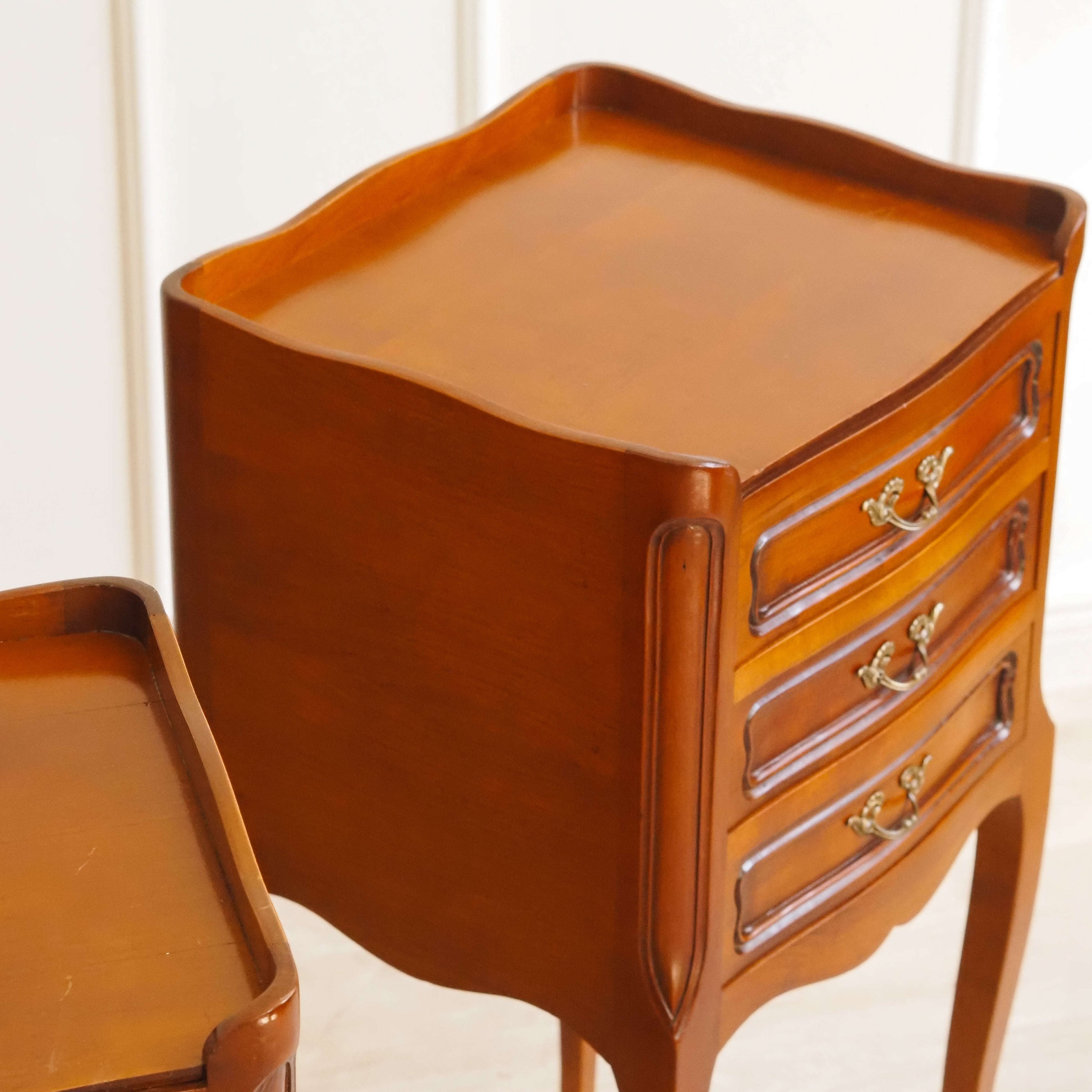 Nachttisch Paar Louis-XV-Stil Vintage – Chevets mit Galerie und geschwungenen Beinen