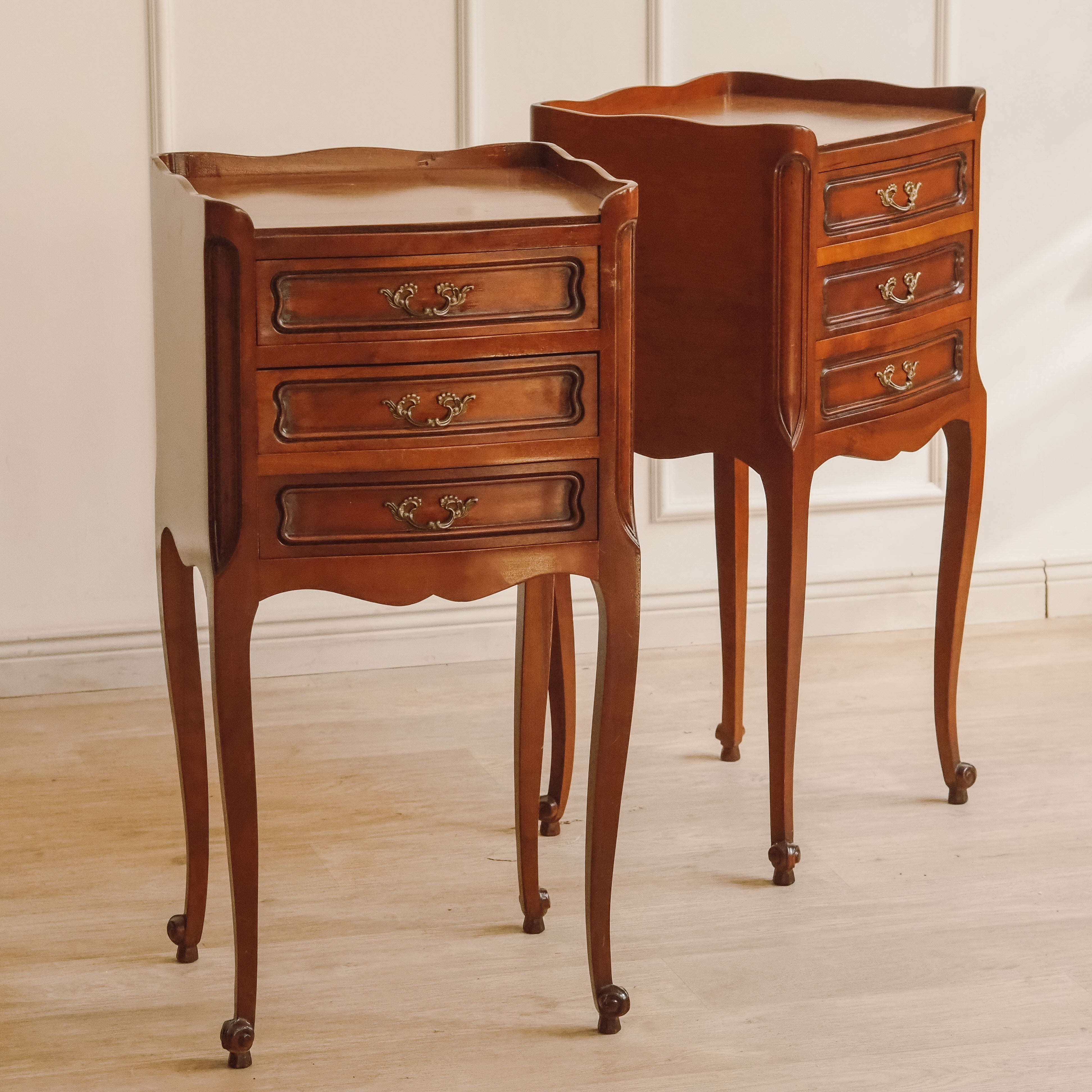 Nachttisch Paar Louis-XV-Stil Vintage – Chevets mit Galerie und geschwungenen Beinen