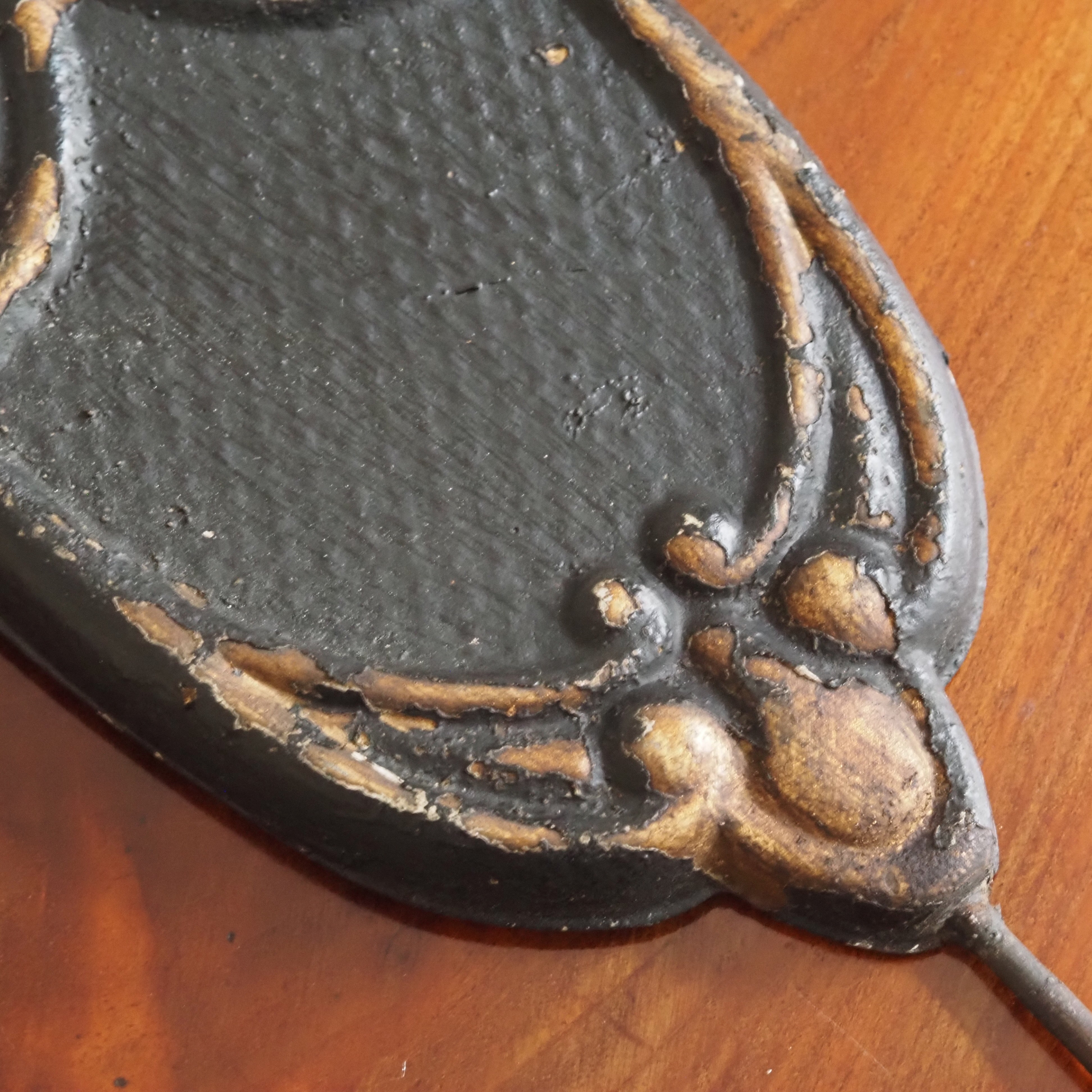 Wandhaken im Fleur-de-Lis-Stil · historisierendes Wandornament in Schwarz-Gold