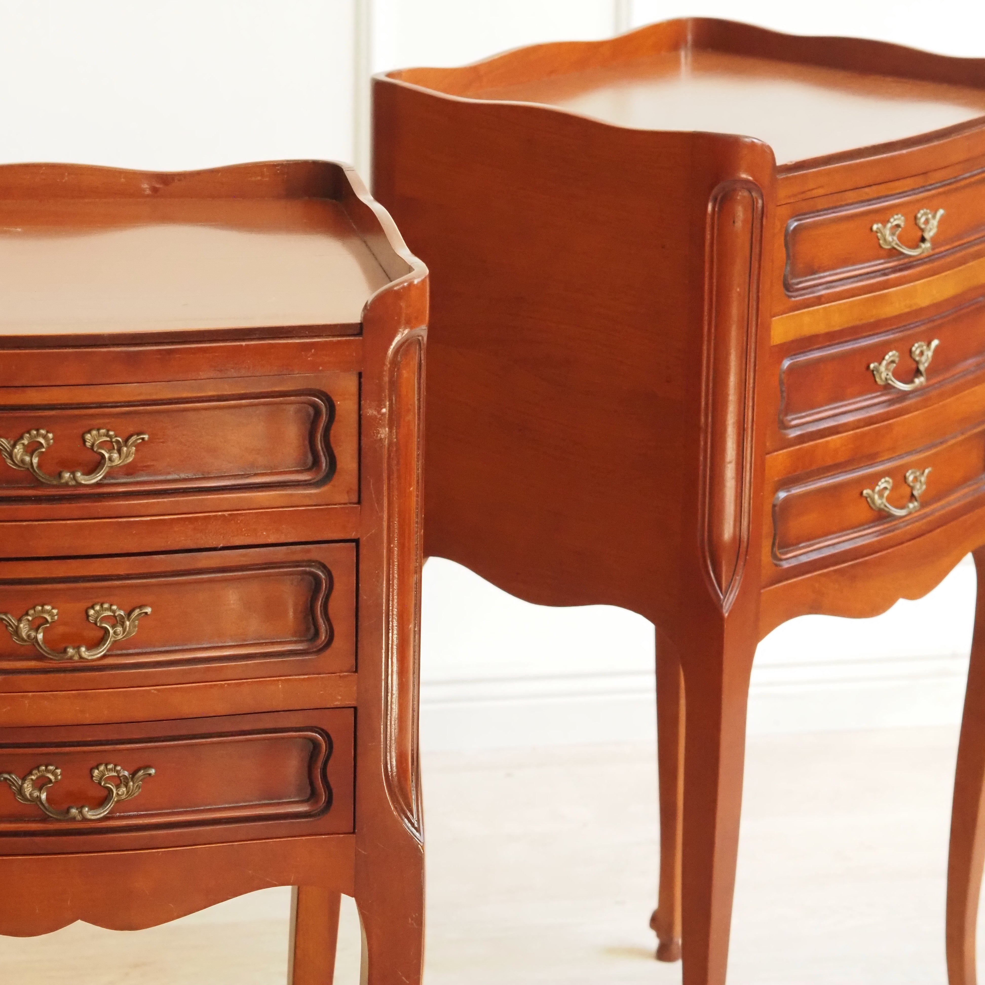 Nachttisch Paar Louis-XV-Stil Vintage – Chevets mit Galerie und geschwungenen Beinen