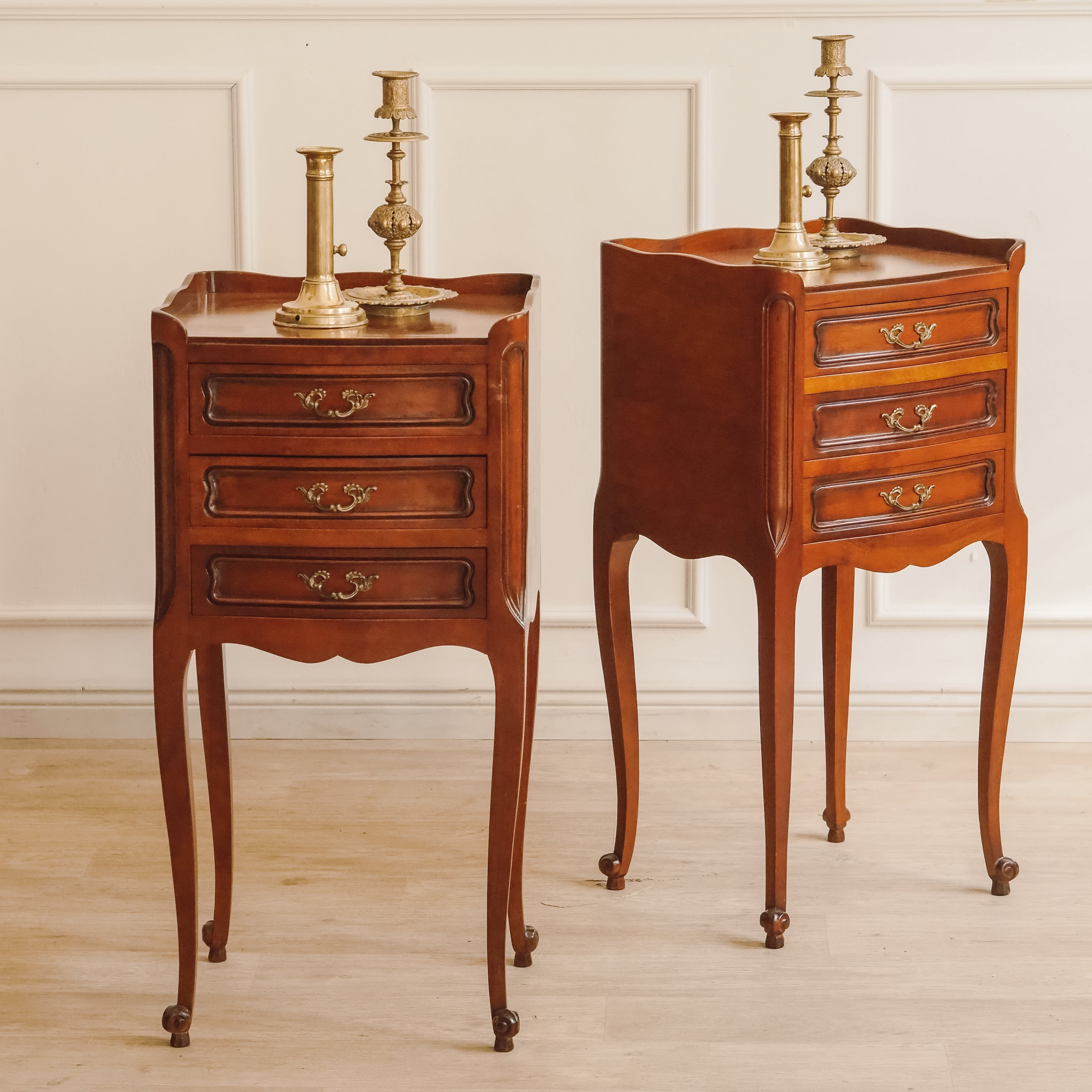 Nachttisch Paar Louis-XV-Stil Vintage – Chevets mit Galerie und geschwungenen Beinen